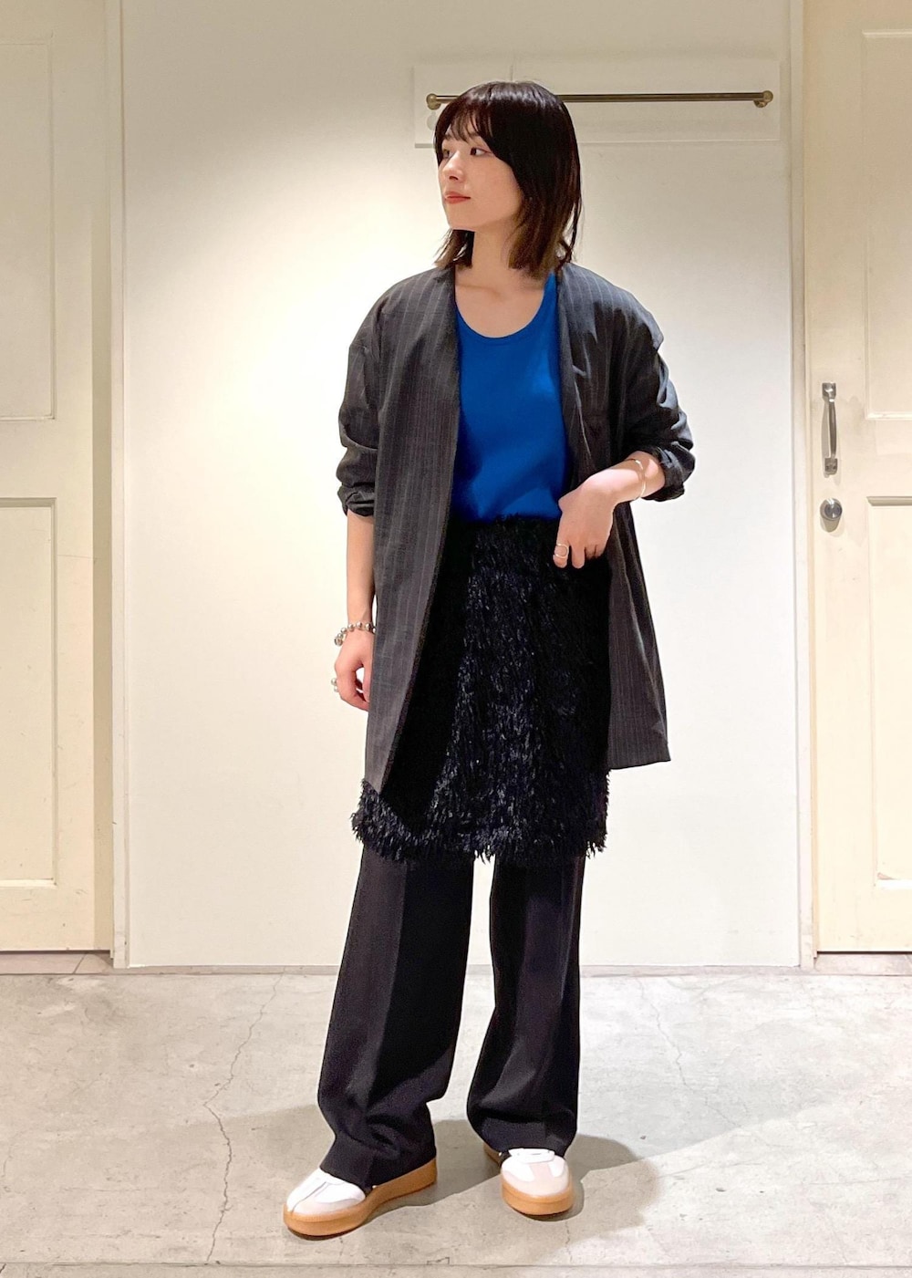 「kinan、チャコール、Tシャツ、リブ、フェザー、スラックス、adidas、SAMBA XLG、AULENTTI、ブラック、ハンドバッグ、ジャケット、オーバーサイズ、ノーカラー、ブルー」｜「SALON adam et rope'のフェザーレイヤードスカート/ミニスカート【洗える】（スカート、ブラック系）」を使った、michiruさん（レディース・156cm）の夏コーディネートの4枚目の写真