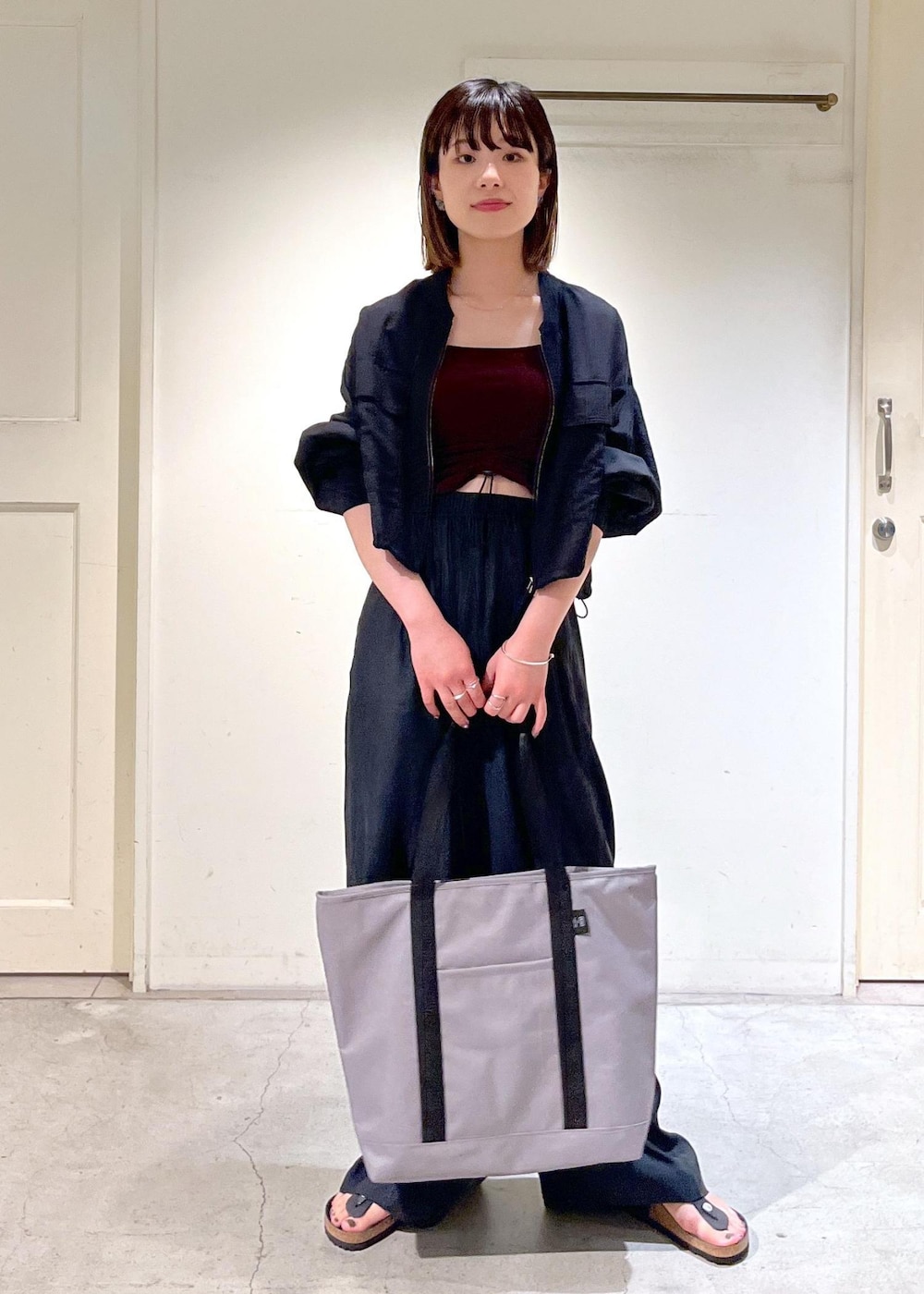 「Speedo、Pile Mini Top、スイムウェア、ワインレッド、イージーパンツ、BIRKENSTOCK、Gizeh Big Buckle LEOI、KiU for SALON、KiU、水着、羽織り、雨の日コーデ、夏コーデ、夏の快適ボトム、ブラック」|「SALON adam et rope'のシアークロップドブルゾン【洗える】(ブルゾン、ブラック系)」を使った、michiruさん(レディース・156cm)の夏コーディネートの2枚目の写真