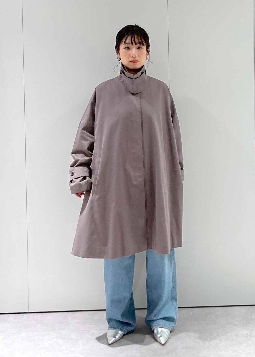 「コート、春アウター、グレー、RED CARD TOKYO、RED CARD TOKYO for SALON、Dakota、デニム、ブルー、レザー、シルバー、L.L.Bean for SALON、L.L.Bean、ピンク、マザーズバッグ、旅行バッグ」｜「RED CARD TOKYOの【RED CARD TOKYO（レッドカードトーキョー）for SALON】別注Dakota/デニム（デニムパンツ、ブルー系）」を使った、michiruさん（レディース・156cm）の冬コーディネートの9枚目の写真