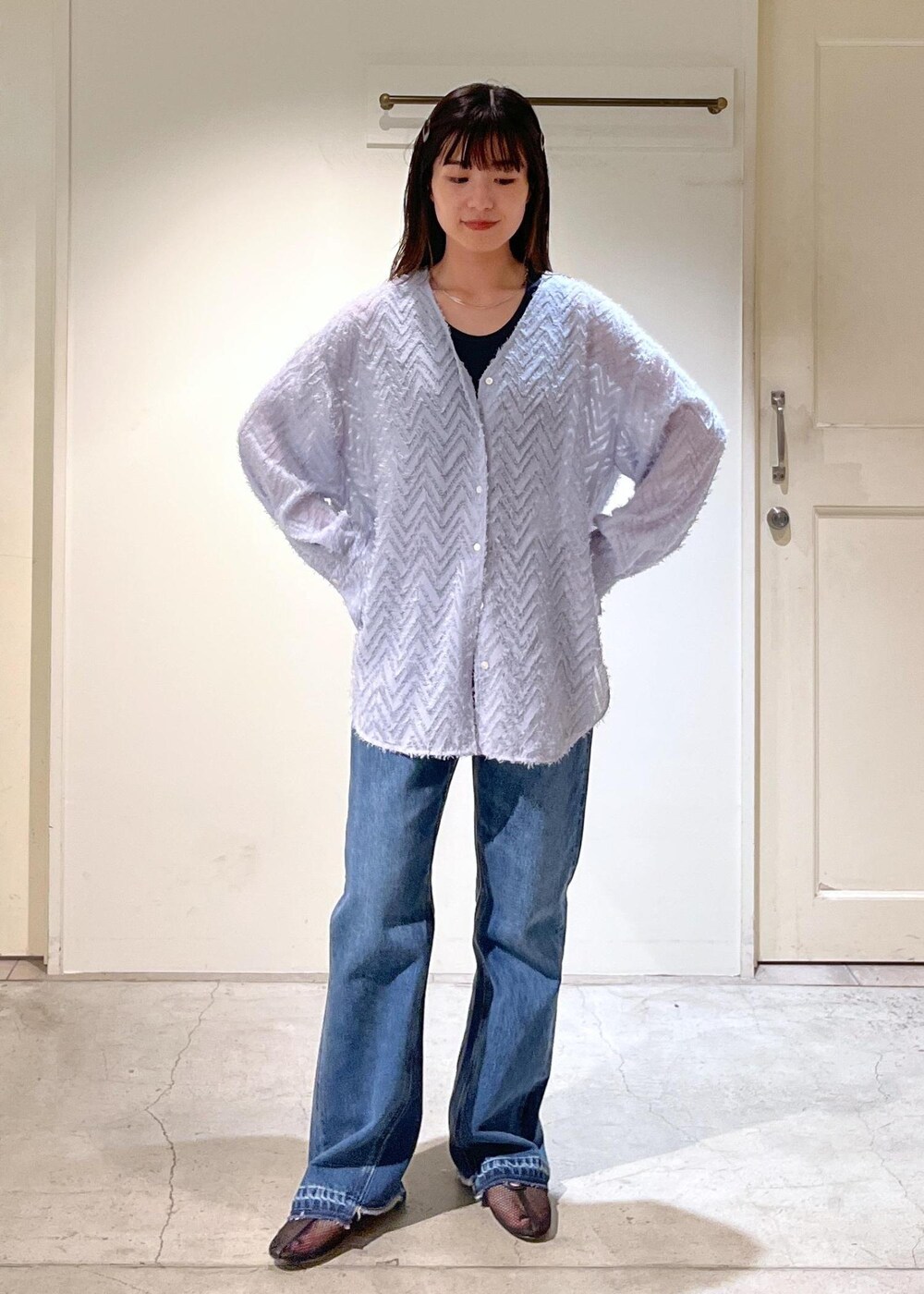 「モンターニュ、シャツ、Vネック、Hug Silk、ネイビー、デニム、REMME、トートバッグ、レザーバッグ、初春コーデ、春コーデ、デートコーデ、お出かけコーデ、旅行コーデ、推し活コーデ」|「REMMEの【REMME(レメ)】メッシュフラットシューズ(パンプス、ブラック系)」を使った、michiruさん(レディース・156cm)の春コーディネートの8枚目の写真