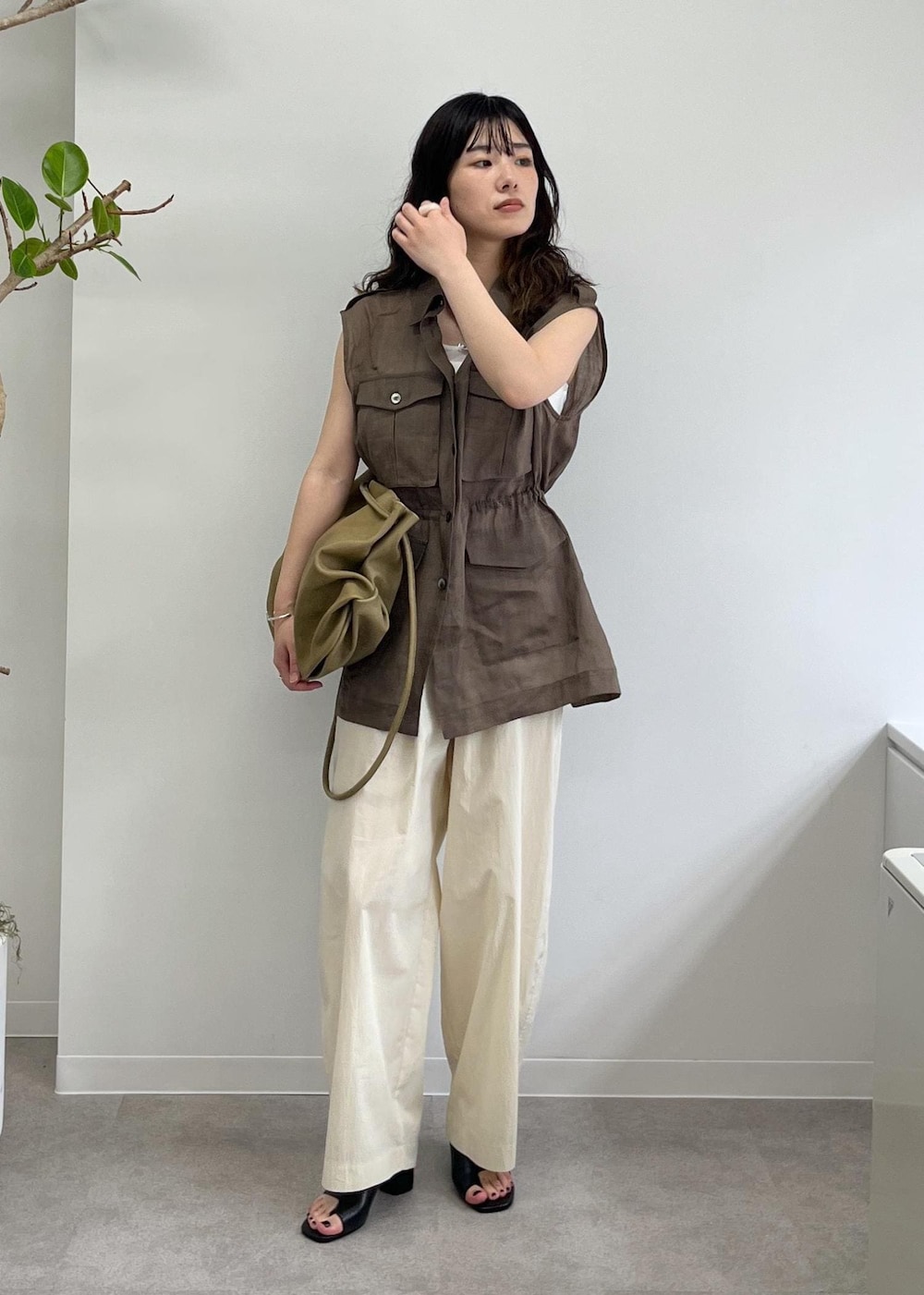 「ミリタリージレ、ミリタリーベスト、ブラウン、羽織、タンクトップ、カーヴィーパンツ、撥水、レザー、Gabriela Coll Garments、ERICKA NICOLAS BEGAY、トゥアレグ、ブローチ、初夏コーデ、夏コーデ、デートコーデ」｜「SALON adam et rope'のヒールトングサンダル（サンダル、ブラック系）」を使った、michiruさん（レディース・156cm）の春コーディネートの3枚目の写真