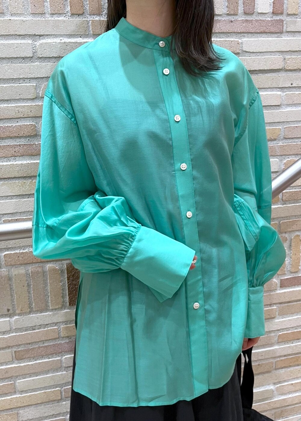 グリーン系のシャツ/ブラウス、ブラック系のサンダル、ブラック系のスカートを着用したレディースの春コーディネートの5枚目の写真