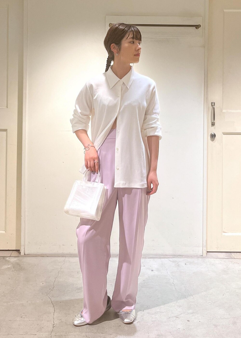 「骨格ウェーブ、ブルベ、低身長、KINAN、イージーパンツ、porselli、バレエシューズ、PLASTICITY、POPUP、お出かけコーデ、サロンアダムエロペ、SALON　adam et rope'、シャツスタイル、リラックススタイル、パンツスタイル」｜「SALON adam et rope'の【porselli（ポルセリ）】バレエシューズ / シルバー（バレエシューズ、シルバー系）」を使った、michiruさん（レディース・156cm）の夏コーディネートの2枚目の写真