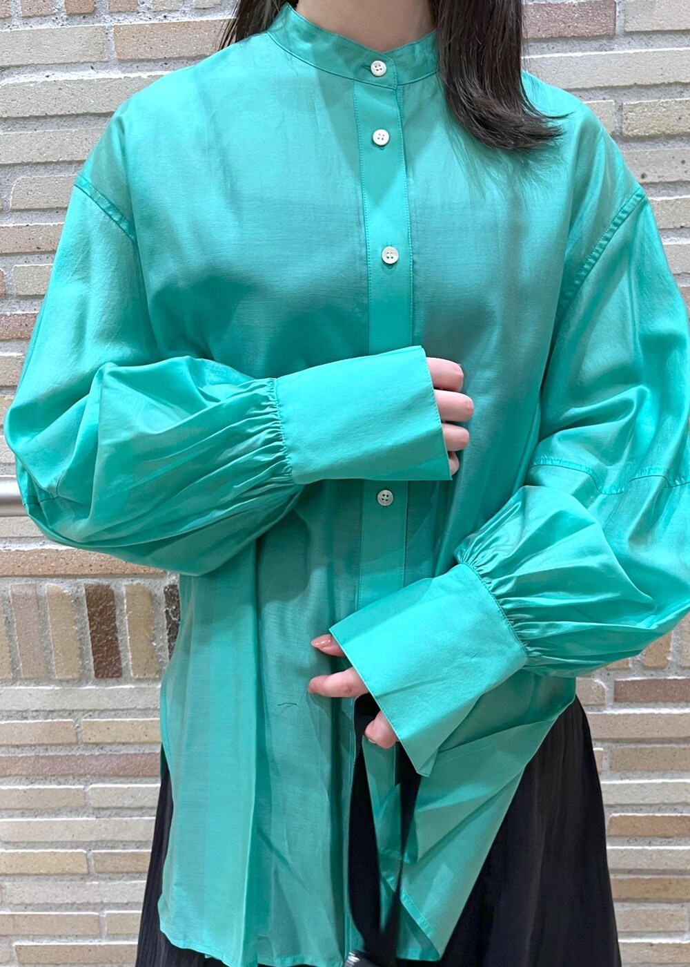 グリーン系のシャツ/ブラウス、ブラック系のサンダル、ブラック系のスカートを着用したレディースの春コーディネートの6枚目の写真