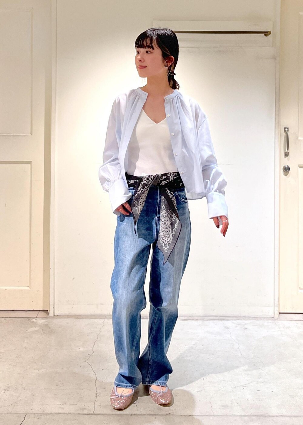 「クロップド丈、サックス、キャミソール、Healthy DENIM for SALON、Healthy DENIM、ヘルシーデニム、別注、porselli、ポルセリ、バレエシューズ、バンダナ、THROW、ホワイト、ブラウス、パンツ」|「E.PORSELLIの【porselli(ポルセリ)】ballet shoes patent/バレエシューズ(バレエシューズ、その他)」を使った、michiruさん(レディース・156cm)の冬コーディネートの3枚目の写真
