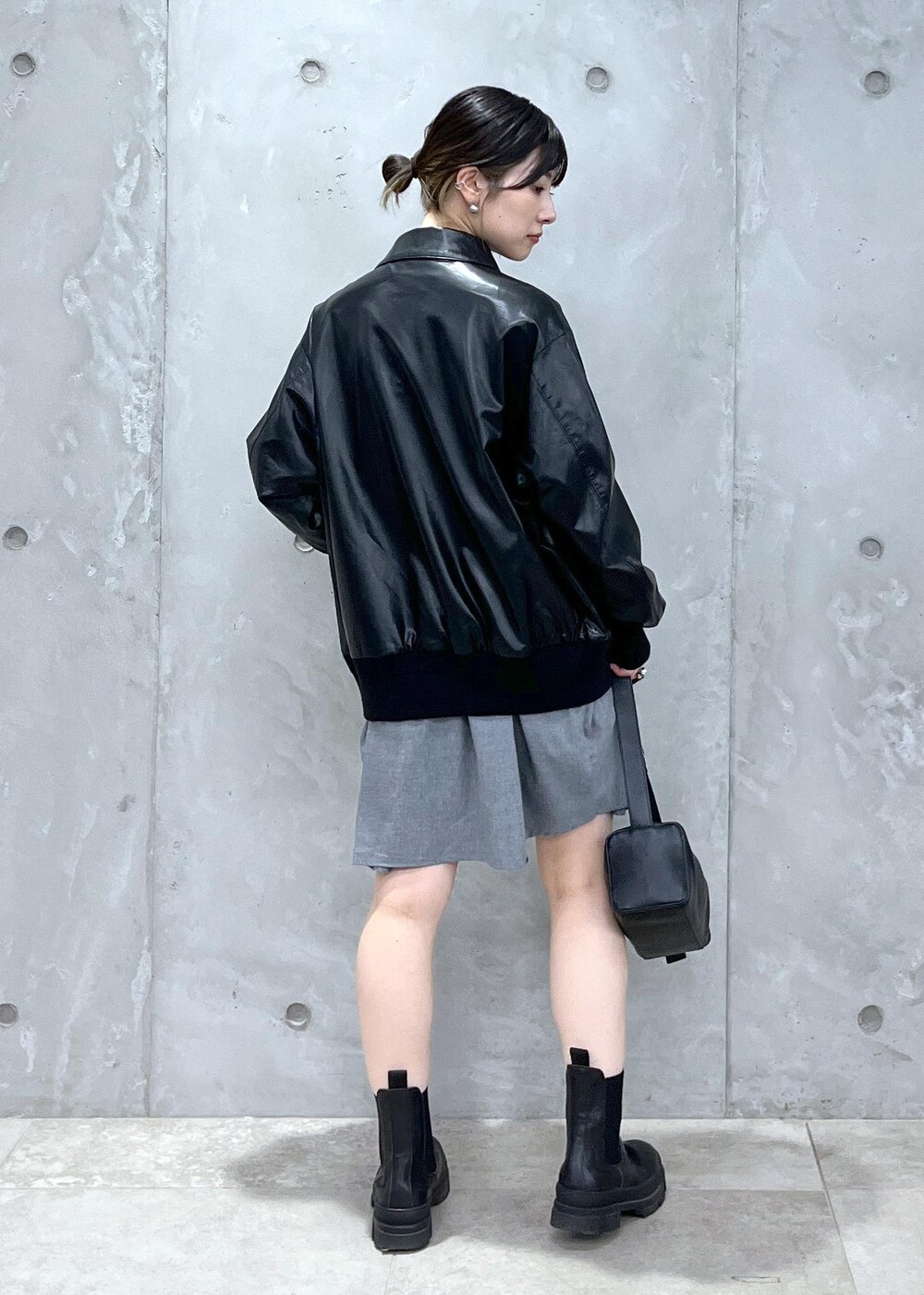 「Americana for SALON、Americana、INDIVIDUALIZED SHIRTS for SALON、INDIVIDUALIZED SHIRTS、REMME、ブラック、レザー、レザーバッグ、グレー、シャツ、シャツワンピース、ショートブーツ、厚底、初秋コーデ、秋コーデ」｜「SALON adam et rope'の【追加】レザーボックスショルダーバッグ（ショルダーバッグ、ブラック系）」を使った、michiruさん（レディース・156cm）の秋コーディネートの6枚目の写真
