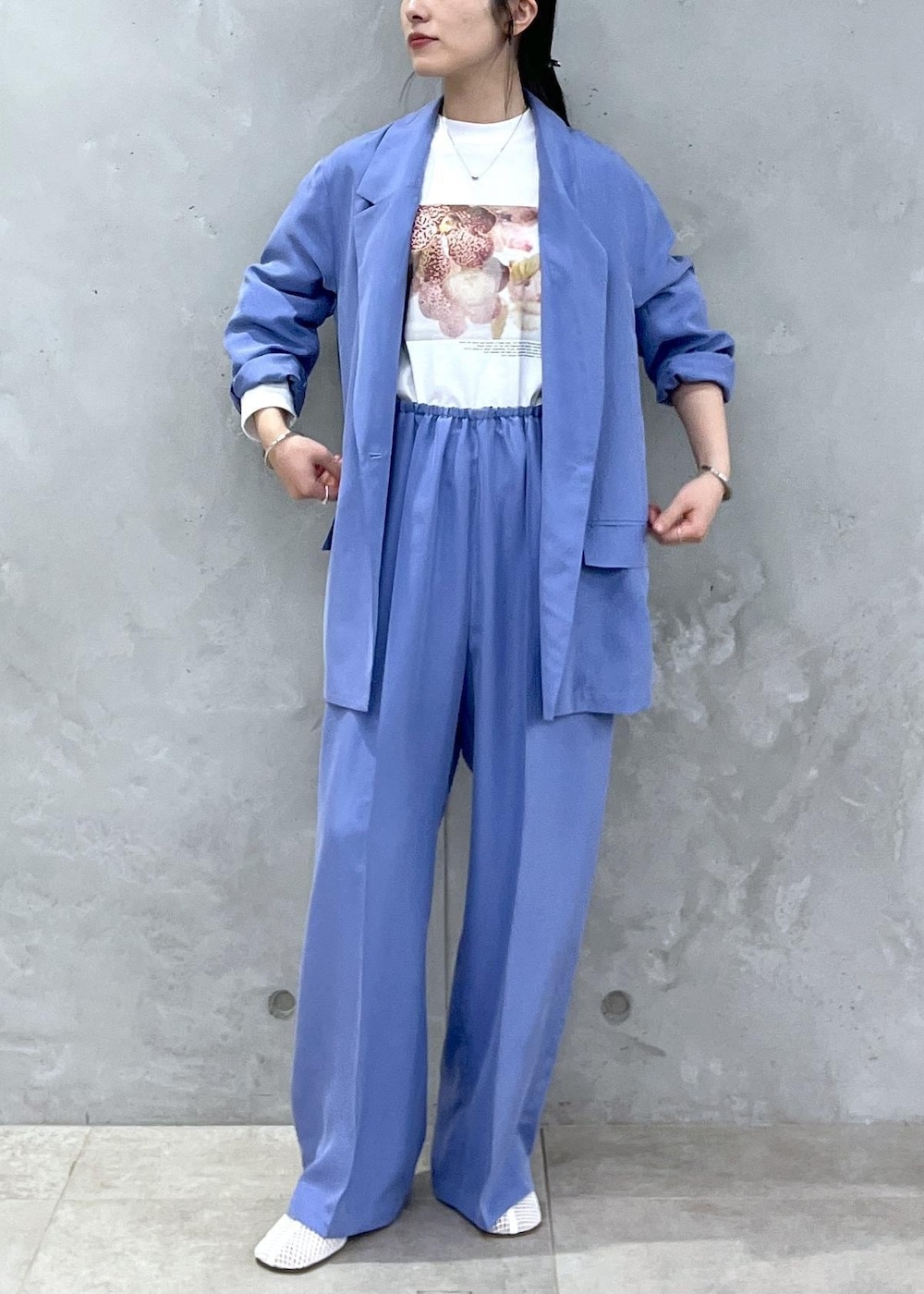 「ジャケット、シャツジャケット、ブルー、duft、フラワー、フォトプリント、Tシャツ、ホワイト、パンツ、ブーツ、メッシュ、フラワーバッグ、ショルダーバッグ、GENTLE SILK、PELLICO SUNNY」｜「SALON adam et rope'の[25SS]GENTLE SILK パンツ【セットアップ対応】（その他パンツ、ブルー系）」を使った、michiruさん（レディース・156cm）の冬コーディネートの7枚目の写真