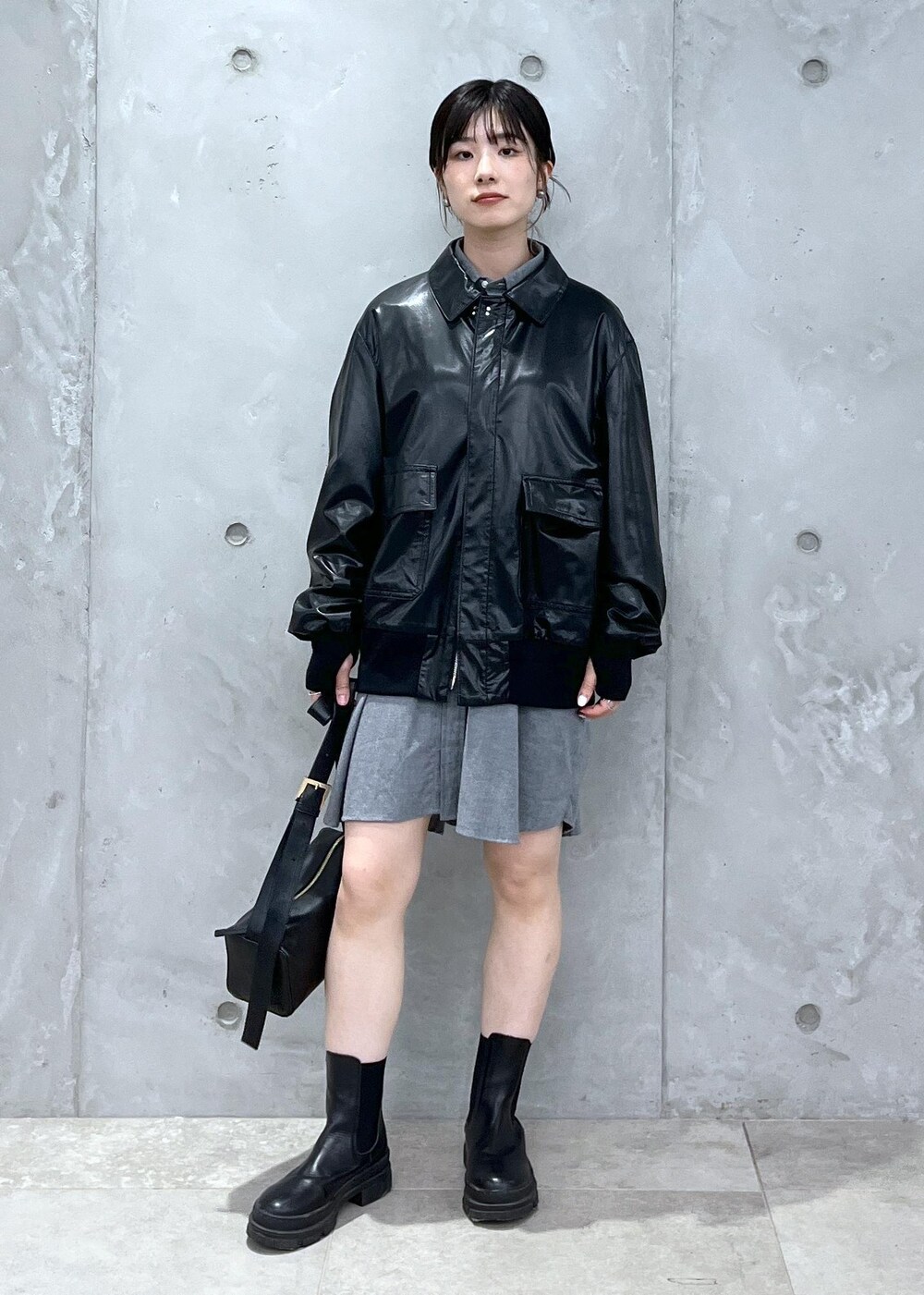 「Americana for SALON、Americana、INDIVIDUALIZED SHIRTS for SALON、INDIVIDUALIZED SHIRTS、REMME、ブラック、レザー、レザーバッグ、グレー、シャツ、シャツワンピース、ショートブーツ、厚底、初秋コーデ、秋コーデ」｜「SALON adam et rope'の【追加】レザーボックスショルダーバッグ（ショルダーバッグ、ブラック系）」を使った、michiruさん（レディース・156cm）の秋コーディネートの4枚目の写真