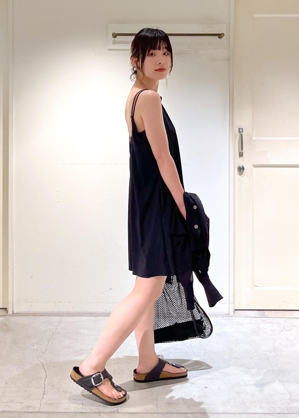「夏コーデ、雨の日、雨の日コーデ、羽織もの、シアー、Water Side、ラッシュガード、オールインワン、Speedo、水着、BIRKENSTOCK、Gizeh Big Buckle LEOI、MESSYWEEKEND、サングラス、ブラック」｜「SALON adam et rope'のブライトシアーカーディガン【WEB限定カラー】（カーディガン/ボレロ、ブラック系）」を使った、michiruさん（レディース・156cm）の夏コーディネートの9枚目の写真