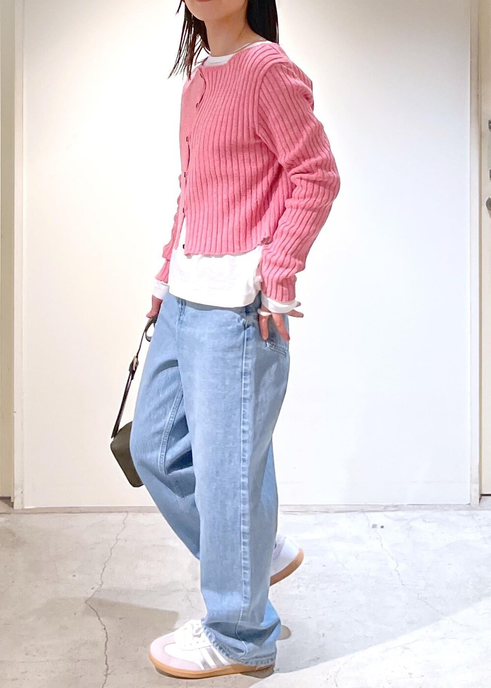 「ローシルク、2way、リブ、ピンク、クロップド丈、Tシャツ、ホワイト、RED CARD TOKYO for SALON、RED CARD TOKYO、デニム、Dakota、ブルー、ボディバッグ、レザー、カーキ」｜「RED CARD TOKYOの【RED CARD TOKYO（レッドカードトーキョー）for SALON】別注Dakota/デニム（デニムパンツ、ブルー系）」を使った、michiruさん（レディース・156cm）の冬コーディネートの6枚目の写真