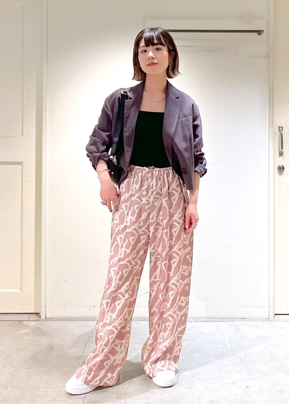 「ジャケット、チャコール、ベアトップ、シーサイドダンサー、ピンクベージュ、New Balance、CT302C、AULENTTI、ボディバッグ、ERICKA NICOLAS BEGAY、シルバーネックレス、ナバホパール、ブラック、ウエストポーチ、ウエストバッグ」|「SALON adam et rope'のシーサイドダンサープリントパンツ【セットアップ対応】(その他パンツ、イエロー系)」を使った、michiruさん(レディース・156cm)の春コーディネートの3枚目の写真