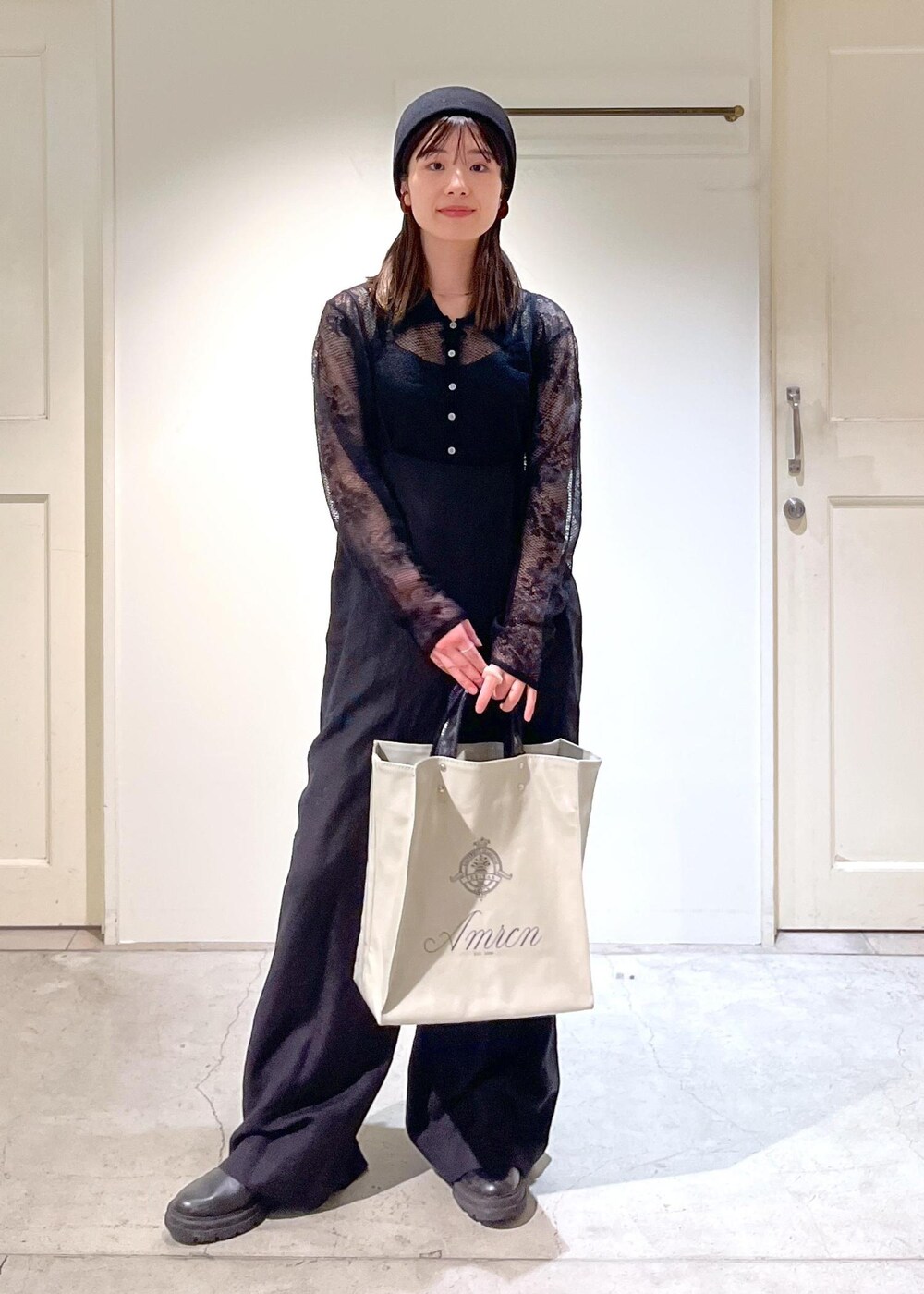 「シャツ、レース、シアー、モヘヤ、ブラック、サロペット、麻、レーヨン、La Maison de Lyllis、ウール、TEMBEA×Americana×SALON、グレー、初秋コーデ、秋コーデ、初冬コーデ」｜「AMERICANAの【Americana×TEMBEA×SALON】別注トートバッグ＆ポシェットセット（トートバッグ、グレー系）」を使った、michiruさん（レディース・156cm）の冬コーディネートの2枚目の写真