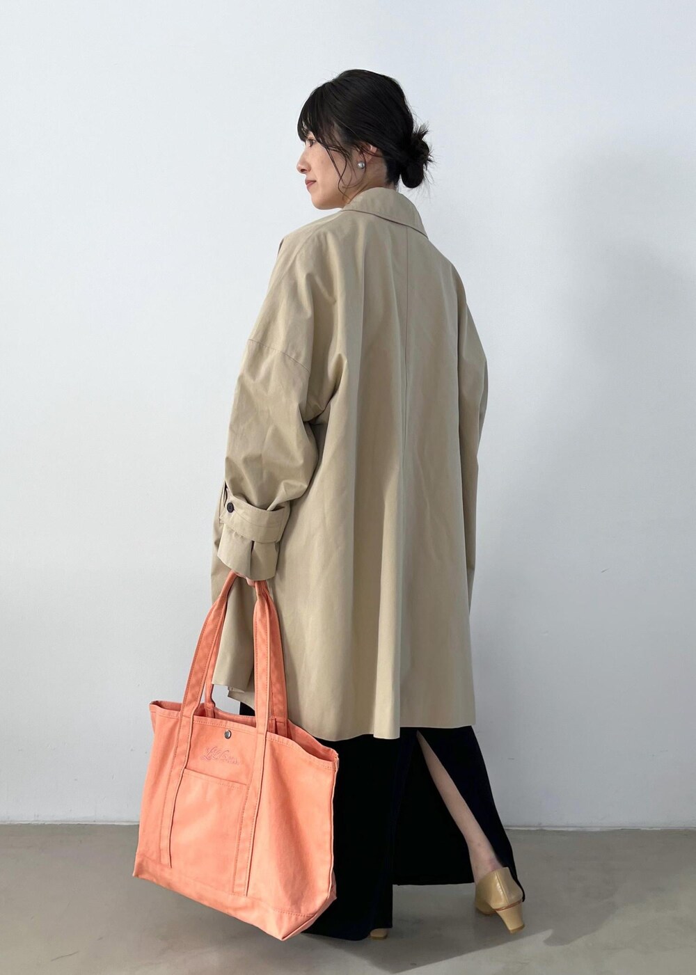「コート、アウター、ステンカラー、テントシルエット、ベージュ、CreamyCotton、クリーミーコットン、ブラック、extreme cashmere、カシミヤ、チューブトップ、MARTINIANO、L.L.Bean for SALON、マザーズバッグ、ピンク」｜「SALON adam et rope'のポロワンピース-CreamyCotton /クリーミーコットン-（ワンピース、ブラック系）」を使った、michiruさん（レディース・156cm）の冬コーディネートの7枚目の写真