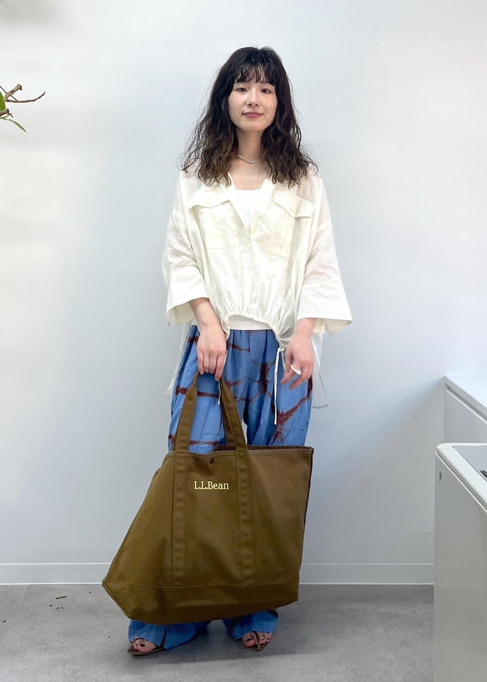 「ホワイト、プリマベール、イージーパンツ、タイダイ染め、L.L.Bean for SALON、L.L.Bean、グロサリートート、初夏コーデ、夏コーデ、デートコーデ、お出かけコーデ、旅行コーデ、アウトドアコーデ、推し活コーデ、女子会コーデ」｜「SALON adam et rope'のナローストラップサンダル（サンダル、その他）」を使った、michiruさん（レディース・156cm）の春コーディネートの2枚目の写真
