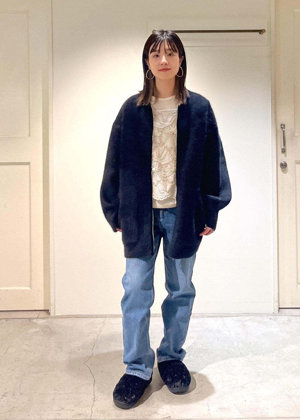 「フォックスカシミヤ、アウター、ブラック、Tシャツ、ベロア、シアー、ホワイト、レース、フラワー、RED CARD TOKYO、デニム、SUBU、スリッポン、秋コーデ、初冬コーデ」｜「SALON adam et rope'のフォックスカシミヤノーカラーブルゾン（ブルゾン、ブラック系）」を使った、michiruさん（レディース・156cm）の冬コーディネートの4枚目の写真