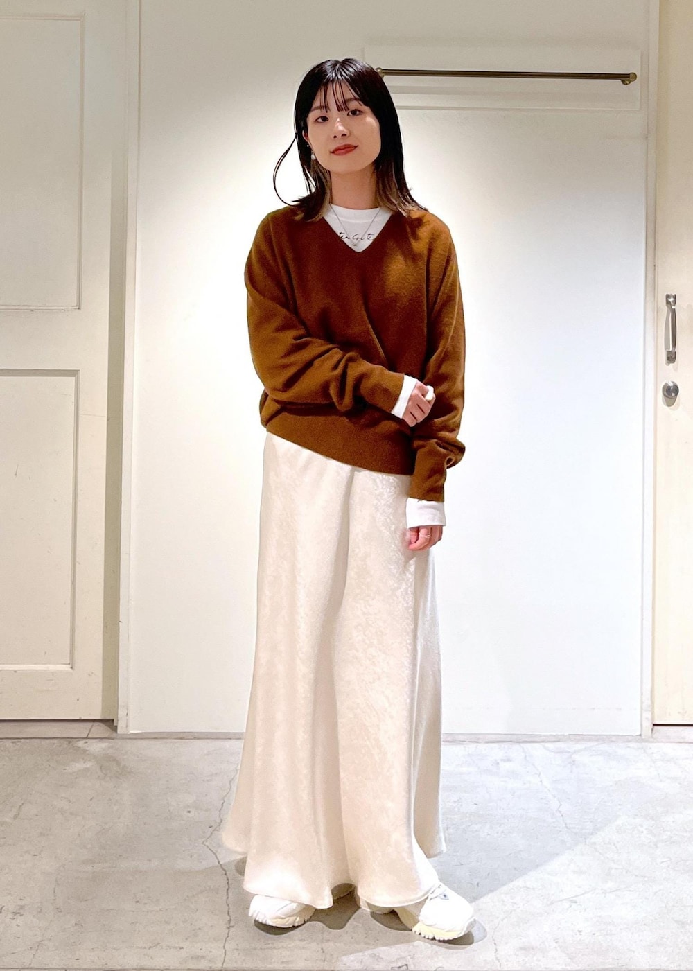 「カシミヤ、ニット、プルオーバー、ブラウン、Ｖネック、Jean Cocteau、Tシャツ、ホワイト、フレアスカート、サテン、New Balance、ML725、helen Moore、ファーバッグ、もこもこバッグ」｜「HELEN MOOREの【helen Moore】Detachable Gold（ハンドバッグ、ブラウン系）」を使った、michiruさん（レディース・156cm）の秋コーディネートの5枚目の写真