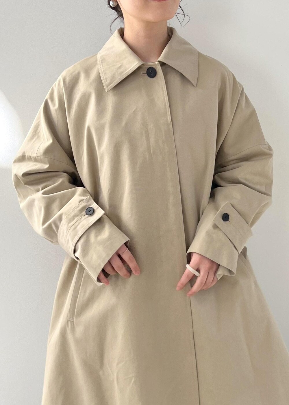 「コート、アウター、ステンカラー、テントシルエット、ベージュ、CreamyCotton、クリーミーコットン、ブラック、extreme cashmere、カシミヤ、チューブトップ、MARTINIANO、L.L.Bean for SALON、マザーズバッグ、ピンク」｜「SALON adam et rope'のポロワンピース-CreamyCotton /クリーミーコットン-（ワンピース、ブラック系）」を使った、michiruさん（レディース・156cm）の冬コーディネートの10枚目の写真