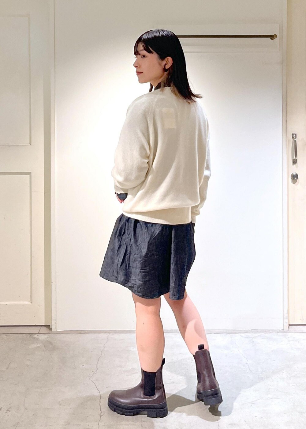 「カシミヤ、ニット、プルオーバー、ホワイト、Ｖネック、INDIVIDUALIZED SHIRTS for SALON、シャツ、オーバーシャツ、デニムシャツ、ブラック、REMME、チェルシーブーツ、ダークブラウン、レザー、秋コーデ」｜「SALON adam et rope'の【雑誌掲載】【追加】レザーボックスショルダーバッグ/クロスボディバッグ（ショルダーバッグ、ブラウン系）」を使った、michiruさん（レディース・156cm）の秋コーディネートの6枚目の写真