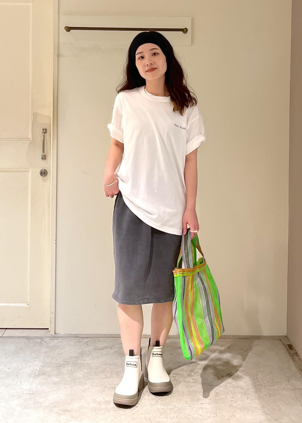 「マティス、Henri Matisse、ミディスカート、チャコール、Barbour、nimbus chelsea welly、長靴、Diminutivo、heyep、Silk Hair Band、初夏コーデ、夏コーデ、お出かけコーデ、アウトドアコーデ、フェスコーデ」｜「SALON adam et rope'のガーメントダイ ミニ裏毛ミディスカート（スカート、グレー系）」を使った、michiruさん（レディース・156cm）の夏コーディネートの6枚目の写真
