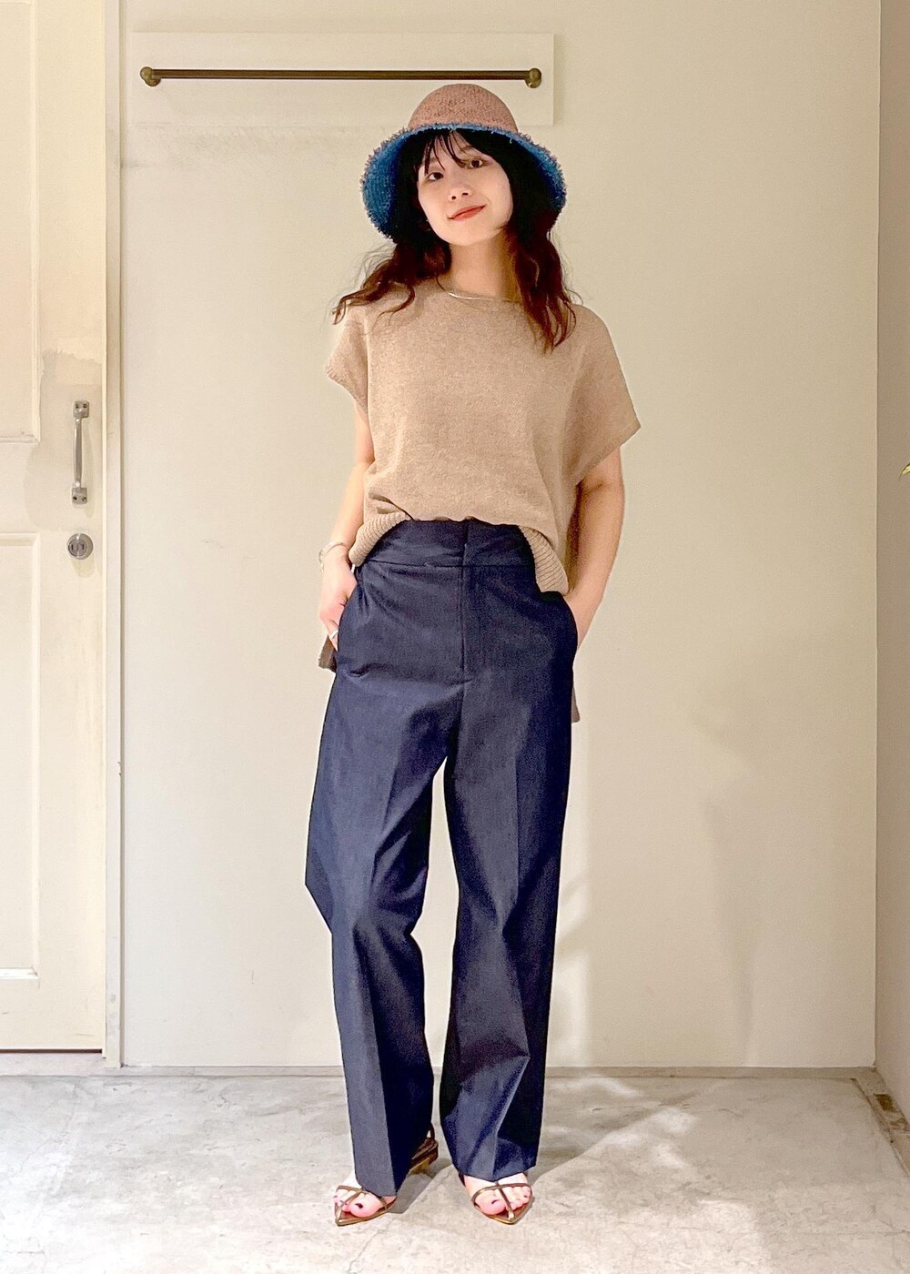 「ペーパーヤーン、和紙、デニム、La Maison de Lyllis、LAPAZ、初夏コーデ、夏コーデ、デートコーデ、お出かけコーデ、旅行コーデ、アウトドアコーデ、推し活コーデ、女子会コーデ、大人カジュアル、パンツスタイル」｜「SALON adam et rope'のコットンライクスタイルアップパンツ（スラックス、ブルー系）」を使った、michiruさん（レディース・156cm）の夏コーディネートの4枚目の写真