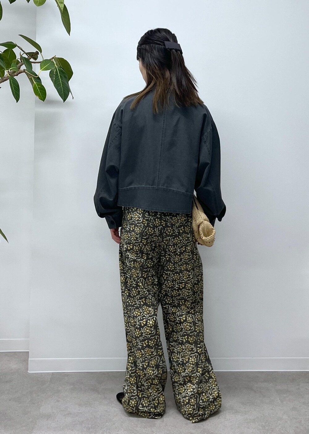 「チャコール、Americana for SALON、Americana、ノースリーブ、オフホワイト、COUTURE D'ADAM、ブロックプリント、グレー、柄、REMME、フラットシューズ、メッシュ、ブラック、MAISON N.H PARIS、クラッチバッグ」｜「REMMEの【REMME(レメ)】メッシュフラットシューズ（パンプス、ブラック系）」を使った、michiruさん（レディース・156cm）の冬コーディネートの7枚目の写真
