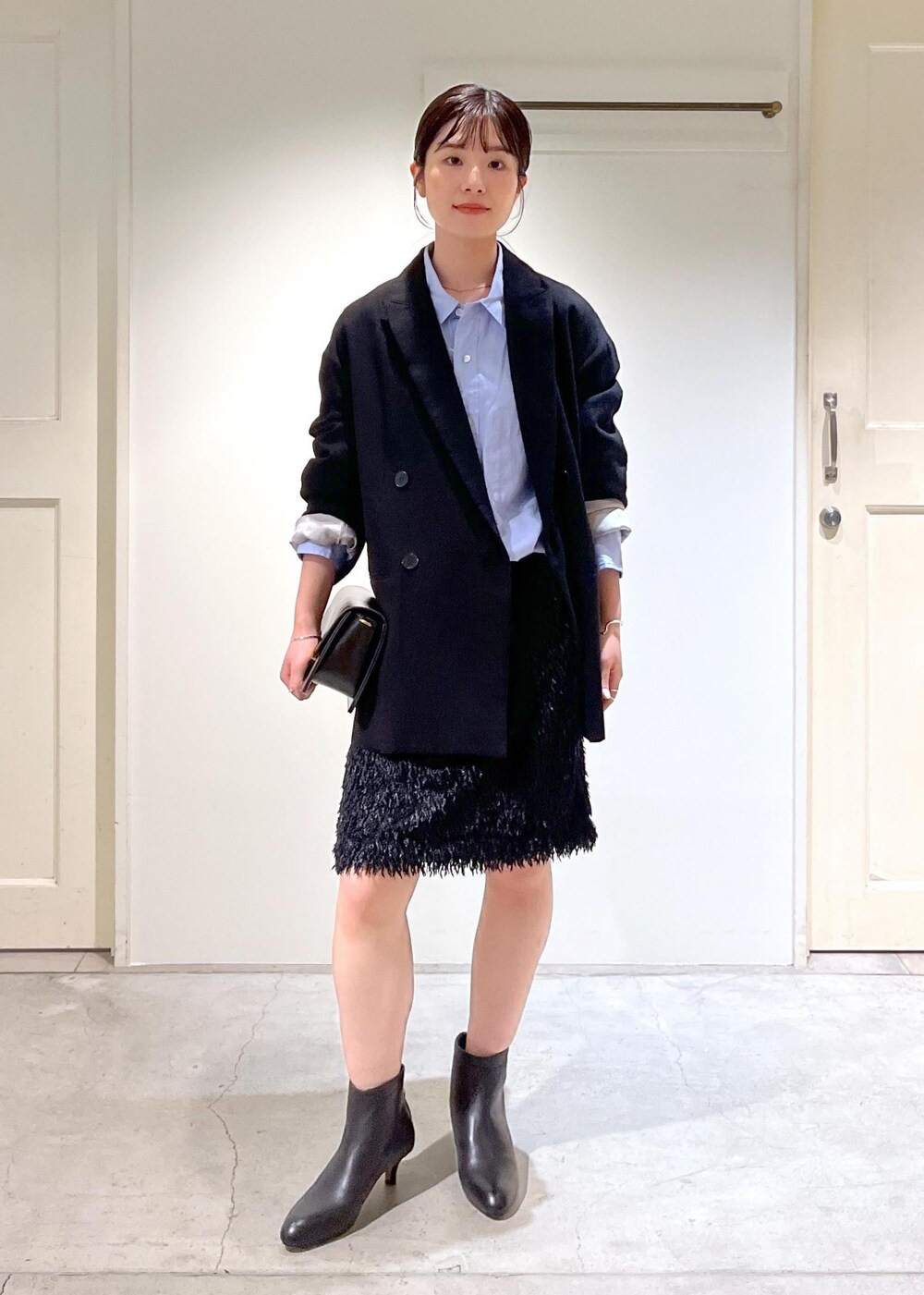 「新作、Americana for SALON、Americana、近江晒、ウール、フェザー、ミニバッグ、クラッチバッグ、REMME、ブラック、ジャケット、オーバーサイズ、ダブルボタン、ブルー、シャツ」|「SALON adam et rope'のフェザーレイヤードスカート/ミニスカート【洗える】(スカート、ブラック系)」を使った、michiruさん(レディース・156cm)の夏コーディネートの2枚目の写真