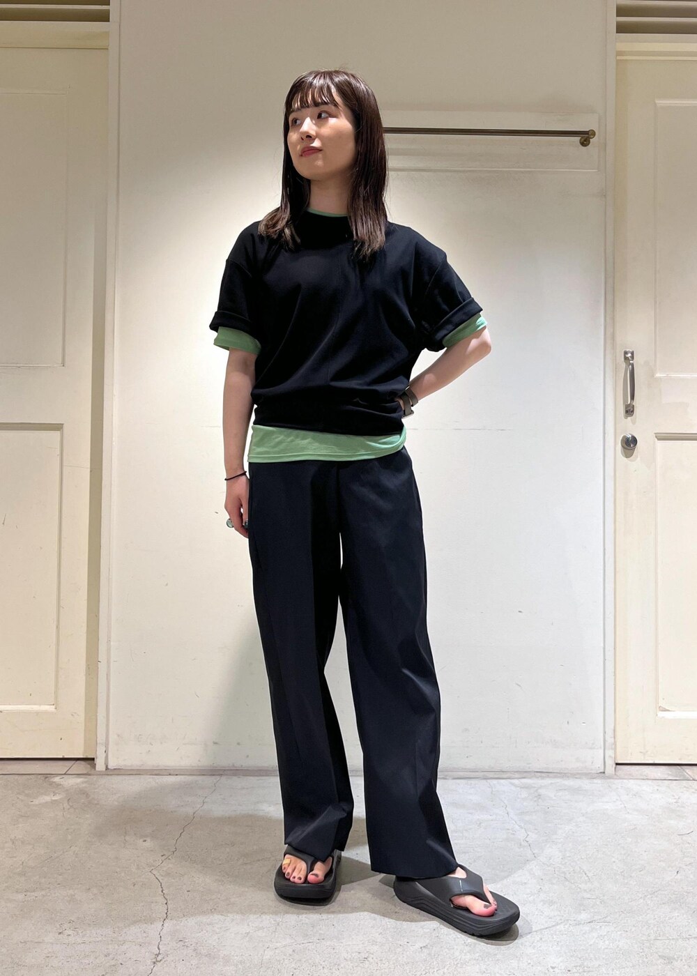 ブラック系のその他パンツ、ブラック系のTシャツ/カットソー、ブラック系のサンダルを着用したレディースの夏コーディネートの3枚目の写真