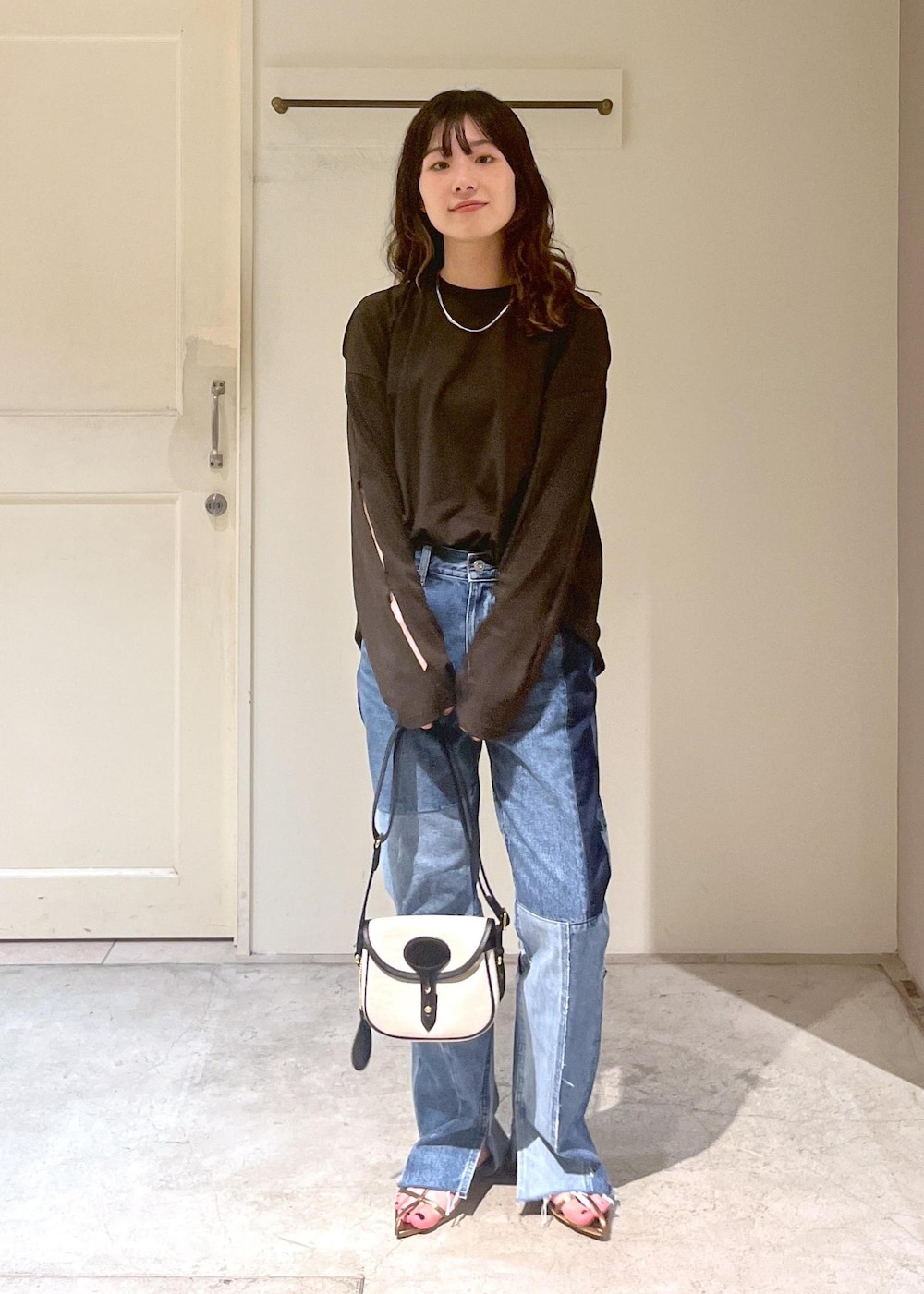 「Baserange、PIN LONG SLEEVE TEE、デニム、COTTON USA、Brady、COLNE MINI、初春コーデ、春コーデ、デートコーデ、お出かけコーデ、旅行コーデ、アウトドアコーデ、推し活コーデ、女子会コーデ、大人カジュアル」｜「SALON adam et rope'のナローストラップサンダル（サンダル、その他）」を使った、michiruさん（レディース・156cm）の春コーディネートの2枚目の写真