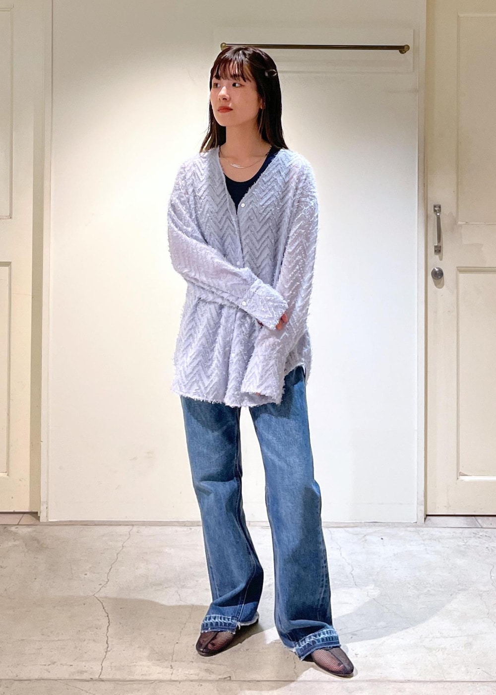 「モンターニュ、シャツ、Vネック、Hug Silk、ネイビー、デニム、REMME、トートバッグ、レザーバッグ、初春コーデ、春コーデ、デートコーデ、お出かけコーデ、旅行コーデ、推し活コーデ」|「REMMEの【REMME(レメ)】メッシュフラットシューズ(パンプス、ブラック系)」を使った、michiruさん(レディース・156cm)の春コーディネートの7枚目の写真