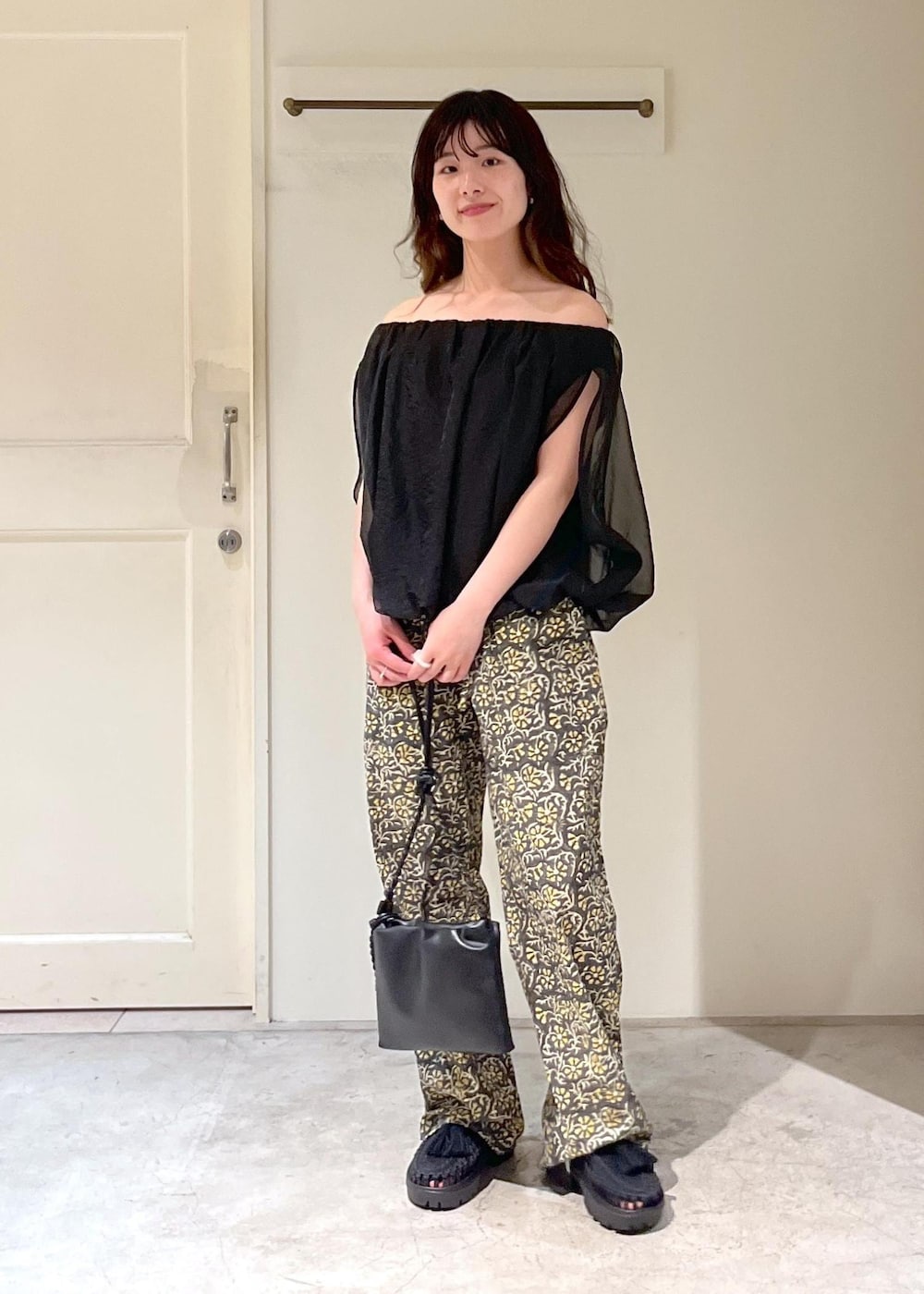 「COUTURE D'ADAM、Block print trousers、柄パンツ、KEEN、UNEEK PLT TASSELL、タッセル、ミニバッグ、レザー、春コーデ、初夏コーデ、夏コーデ、デートコーデ、お出かけコーデ、旅行コーデ、アウトドアコーデ」｜「SALON adam et rope'のスプリットレザードロストミニショルダー/巾着バッグ（ショルダーバッグ、ブラック系）」を使った、michiruさん（レディース・156cm）の春コーディネートの3枚目の写真
