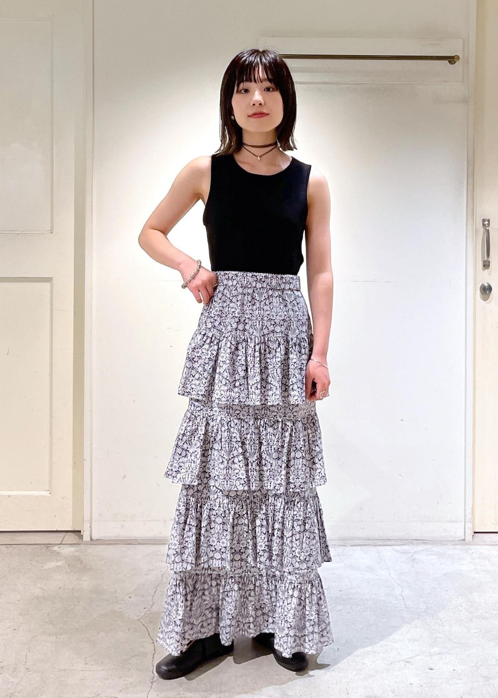 「シアー、LIBERTY、P.NINA、MOONSTAR FINE VULCANIZED、LITE PRIM ST、ブラック、ノースリーブ、ロング、ウエストゴム、ティアードスカート、春コーデ、初夏コーデ、夏コーデ、デートコーデ、お出かけコーデ」｜「SALON adam et rope'の[24SS]LIBERTY（リバティ）プリントティアードスカート【洗える】（スカート、ブラック系）」を使った、michiruさん（レディース・156cm）の夏コーディネートの7枚目の写真