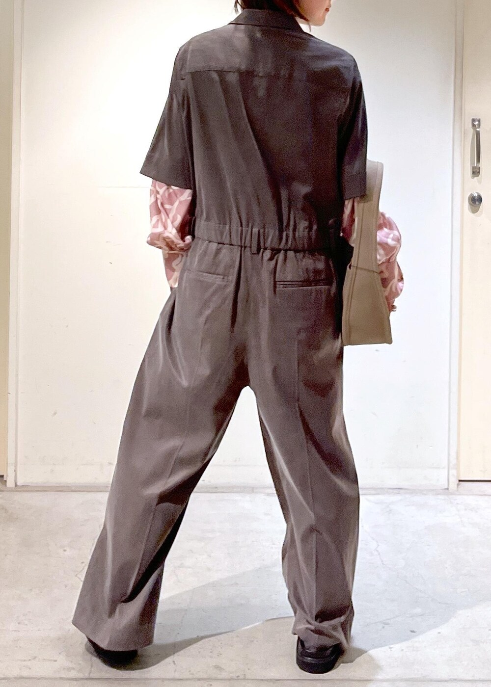 イエロー系のシャツ/ブラウス、ベージュ系のハンドバッグ、ブラック系のサンダルを着用したレディースの春コーディネートの9枚目の写真