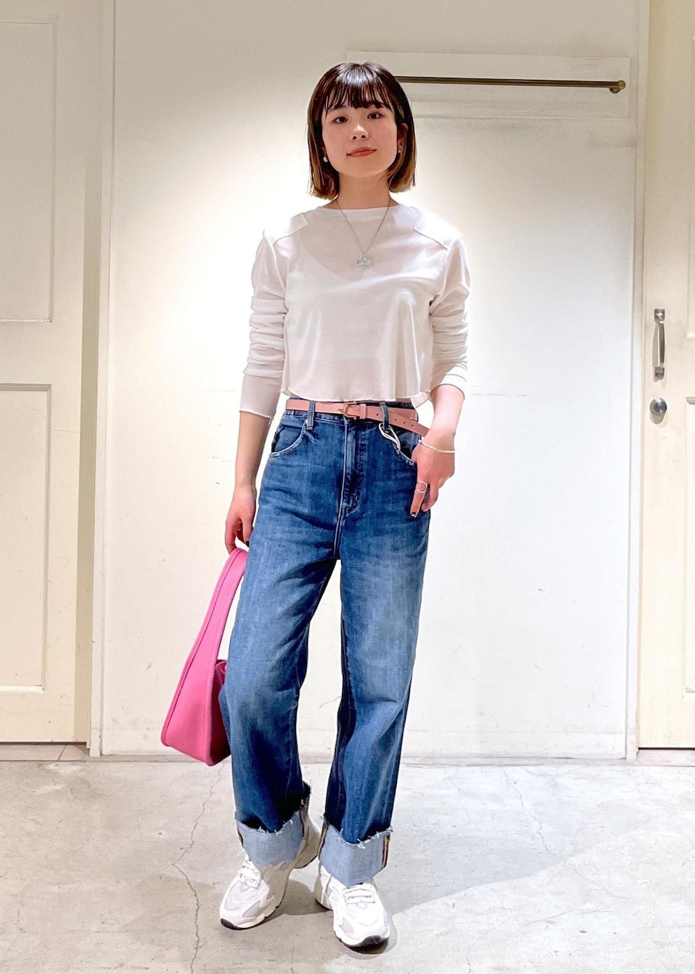 「Americana、Tシャツ、タンクトップ、redcardtokyo、レッドカードトーキョー、POP UP、Manoa、New Balance、ML725、ハンドルバッグ、ピンク、TORY LEATHER、ベルト、ホワイト、ブルー」｜「AMERICANAの[24SS]【Americana for SALON】別注シアーロングTシャツ＆キャミソールセットアップ（Tシャツ/カットソー、ホワイト系）」を使った、michiruさん（レディース・156cm）の春コーディネートの7枚目の写真
