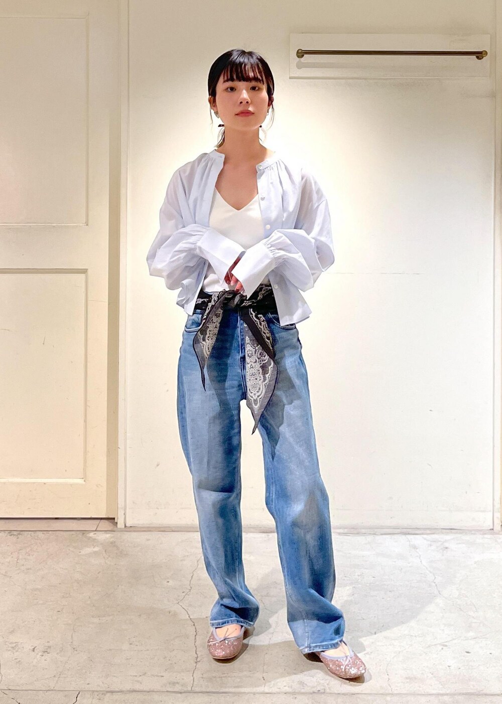 「クロップド丈、サックス、キャミソール、Healthy DENIM for SALON、Healthy DENIM、ヘルシーデニム、別注、porselli、ポルセリ、バレエシューズ、バンダナ、THROW、ホワイト、ブラウス、パンツ」|「E.PORSELLIの【porselli(ポルセリ)】ballet shoes patent/バレエシューズ(バレエシューズ、その他)」を使った、michiruさん(レディース・156cm)の冬コーディネートの4枚目の写真