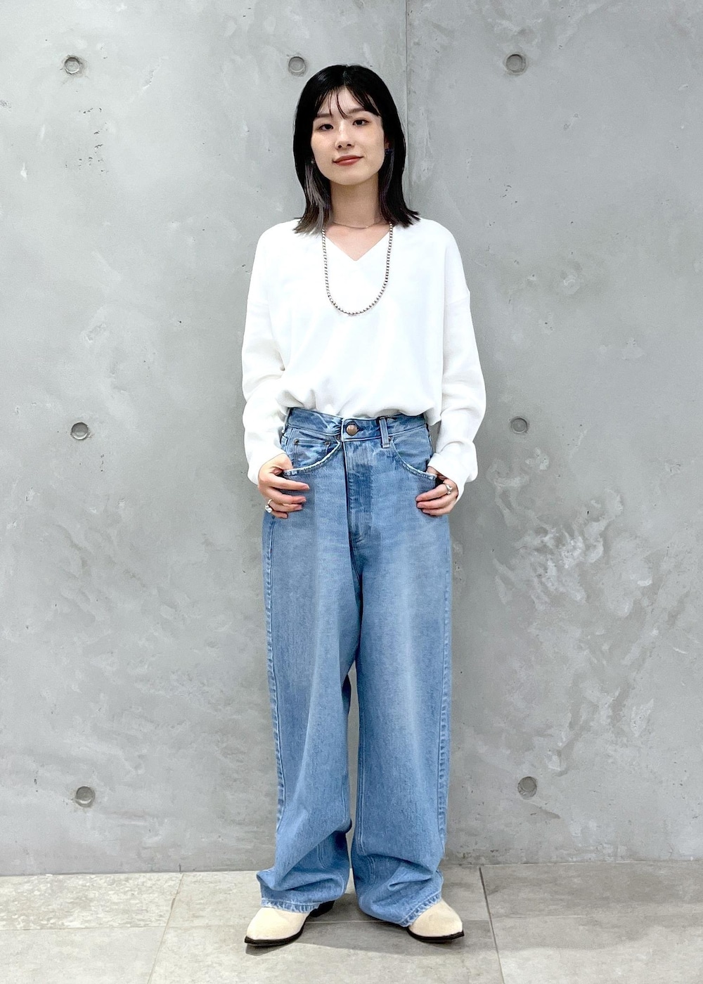 「スウェット、プルオーバー、Ｖネック、ホワイト、デニム、レザー、ERICKA NICOLAS BEGAY、ナバホパール、シルバー、RED CARD TOKYO、Dakota、初秋コーデ、秋コーデ、初冬コーデ、デートコーデ」｜「SALON adam et rope'のスプリットレザーミドルボストンバッグ（ボストンバッグ、ホワイト系）」を使った、michiruさん（レディース・156cm）の秋コーディネートの7枚目の写真