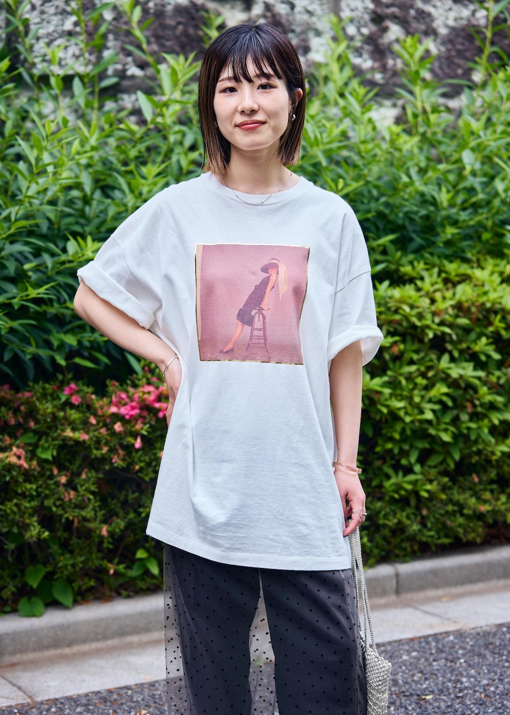 「audrey hepburn、audrey hepburn collection by jun、オードリー・ヘプバーン、オードリー・ヘプバーンコレクションバイジュン、Special2024、デザインTOPS、スカート、チュール、VINILO、バッグ、ブラック、グレー、シルバー、ホワイト、Tシャツ」｜「SALON adam et rope'の【VINILO（ヴィニーロ）】別注ビジューサンダル（サンダル、シルバー系）」を使った、michiruさん（レディース・156cm）の夏コーディネートの6枚目の写真
