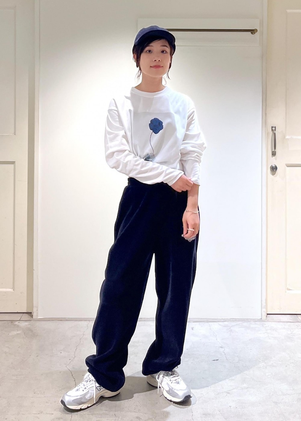 「新作、Yves Klein、CreamyCotton、New Balance、ML725、クリーミーコットン、KiU for SALON、KiU、ブラック、ホワイト、ポシェット、サコッシュ、長袖、Tシャツ、スウェット」｜「KiUの【KiU for SALON（キウ）】[撥水加工]別注エチケットポーチ/サコッシュ/クロスボディバッグ（ショルダーバッグ、グレー系）」を使った、michiruさん（レディース・156cm）の夏コーディネートの6枚目の写真
