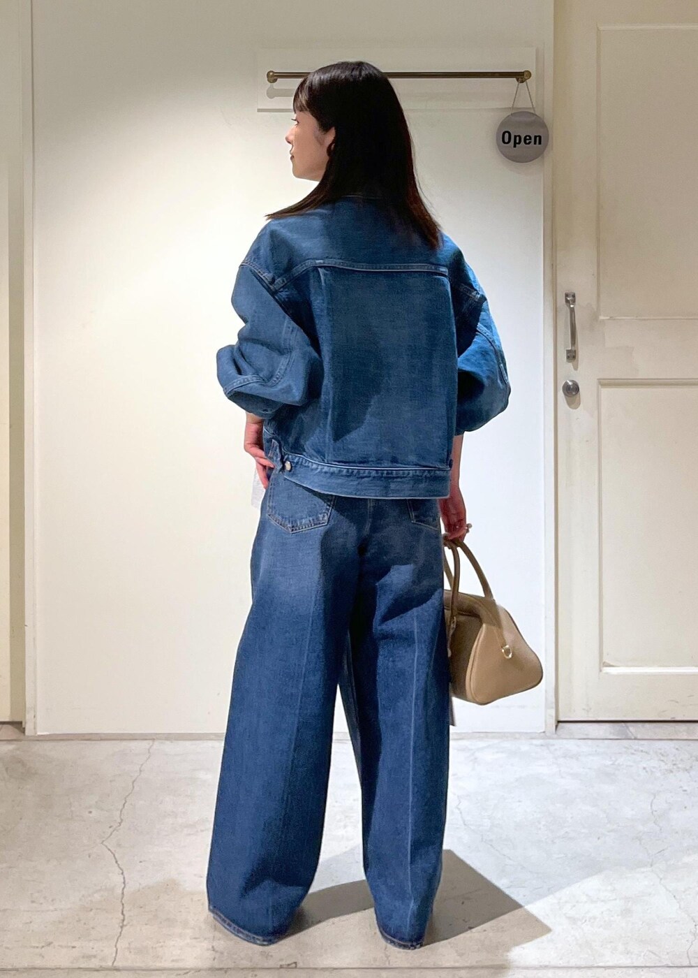 「redcardtokyo、デニムジャケット、デニム、ブルー、レース、ホワイト、バギーパンツ、AULENTTI、ショルダーバッグ、レザー、ベージュ、ERICKA NICOLAS BEGAY、シルバー、Lafayette、初春コーデ」｜「AULENTTIの【AULENTTI（オーレンティ）】DOLLAROボストンバッグ（ボストンバッグ、ベージュ系）」を使った、michiruさん（レディース・156cm）の冬コーディネートの4枚目の写真