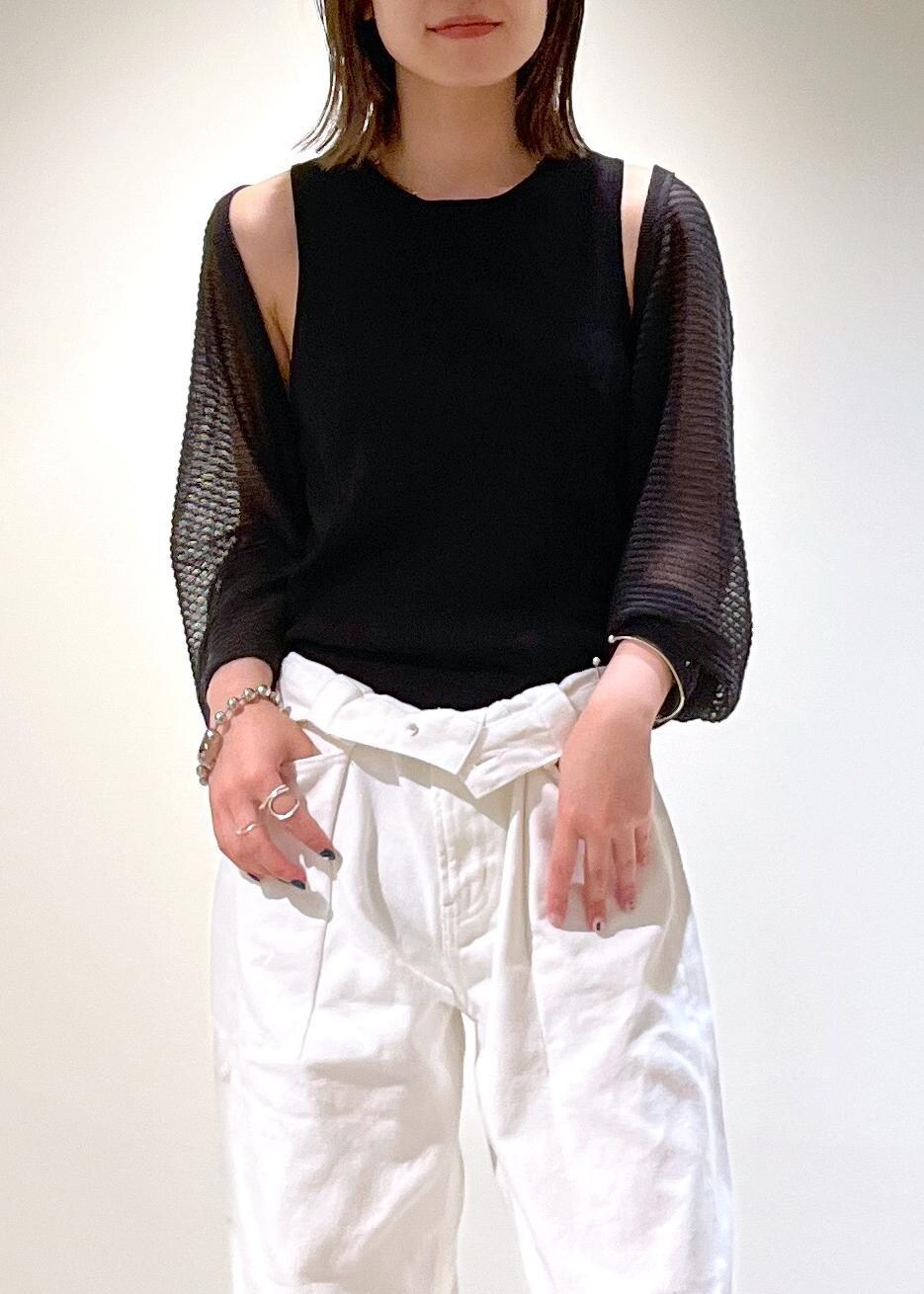 グレー系のカーディガン/ボレロ、グリーン系のハンドバッグ、ホワイト系のデニムパンツを着用したレディースの夏コーディネートの8枚目の写真