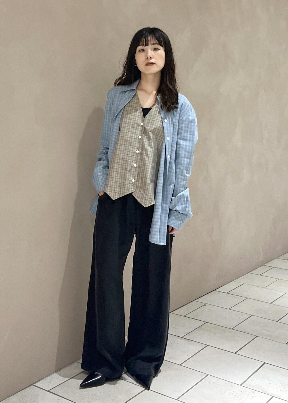 ブラック系のその他パンツ、ブラック系のショルダーバッグ、ブルー系のシャツ/ブラウスを着用したレディースの秋コーディネートの7枚目の写真