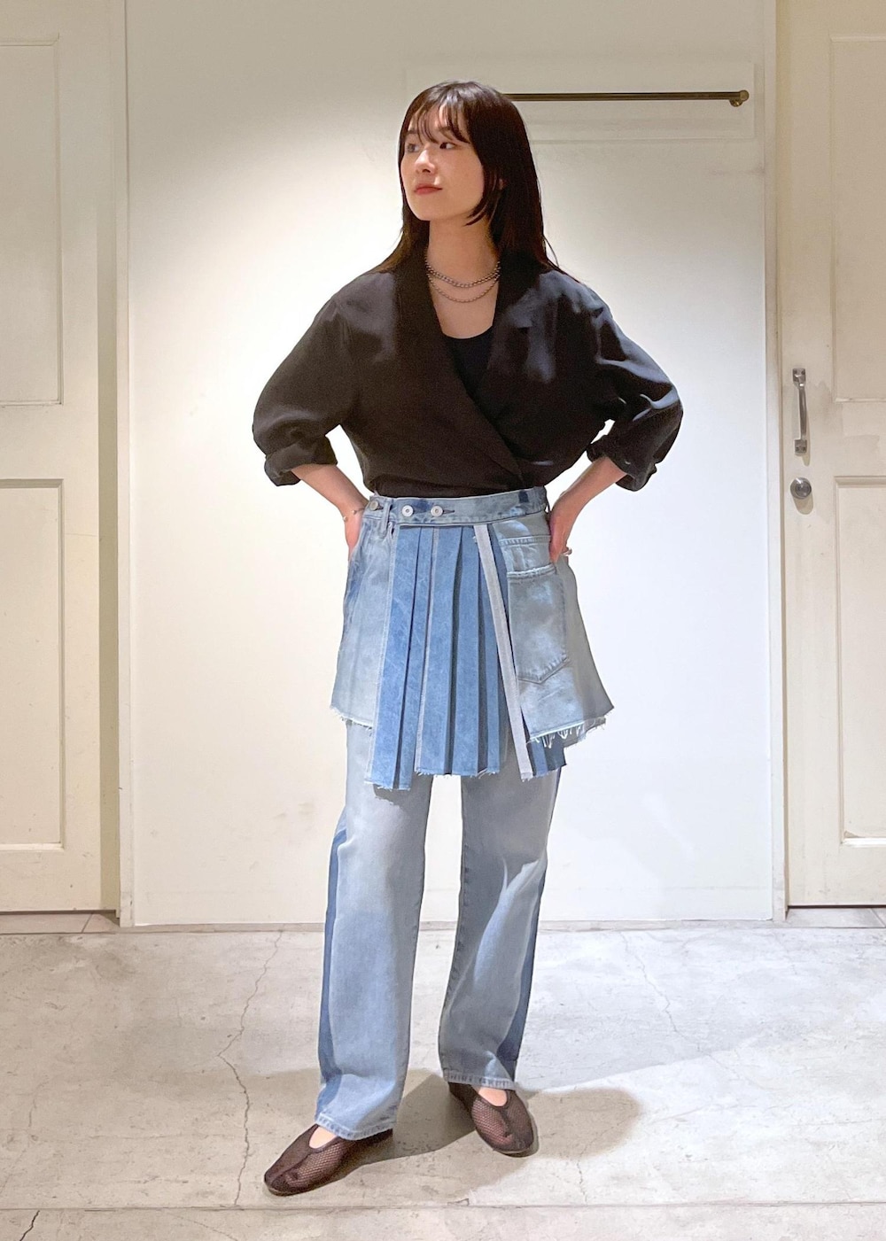 「GENTLE SILK、Hug Silk、ネイビー、KURO for SALON、デニム、OPTIMA、サイドライン、REMME、salon_recommemd_outer_pickup、ミニスカート、巻きスカート、Morphee、トートバッグ、ショルダーバッグ、やぎ革」｜「REMMEの【REMME(レメ)】メッシュフラットシューズ（パンプス、ブラック系）」を使った、michiruさん（レディース・156cm）の春コーディネートの7枚目の写真