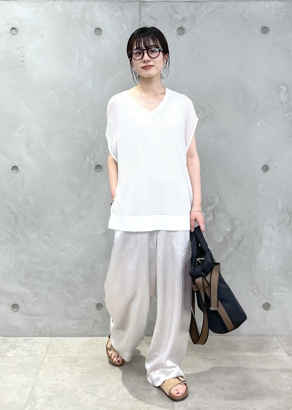 「シアー、プルオーバー、オールインワン、BIRKENSTOCK、Arizona VL Dotted、OUTDOOR PRODUCTS for SALON、OUTDOOR PRODUCTS、別注、トートバッグ、サロンアダムエロペ、24SS春の新作、24SS予約、24SS夏の新作、骨格ウェーブ、ブルべ」｜「SALON adam et rope'のシアーメッシュ2WAYプルオーバー【洗える】（ニット/セーター、ホワイト系）」を使った、michiruさん（レディース・156cm）の春コーディネートの6枚目の写真