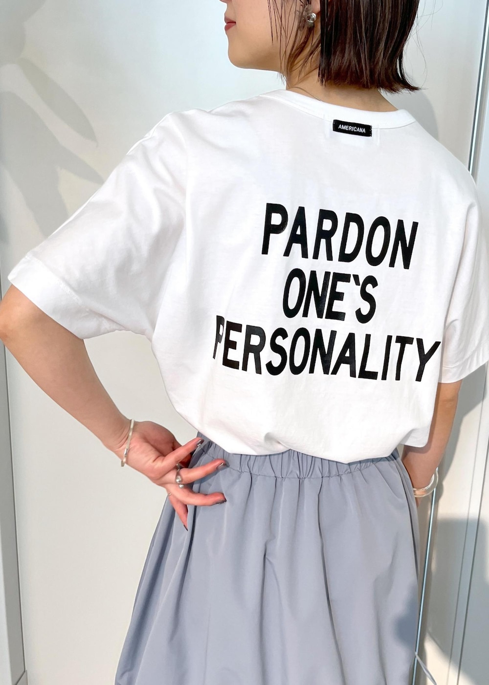 「シアー、ブルゾン、Tシャツ、ロゴ、アメリカーナ、シャーリングスカート、ZOZO限定、サックスブルー、ショルダーバッグ、フェイクレザー、スニーカー、ブラック、スカート、ブルー、ホワイト」｜「AMERICANAの【Americana（アメリカーナ）】ロゴプリントTシャツ（Tシャツ/カットソー、ホワイト系）」を使った、michiruさん（レディース・156cm）の春コーディネートの10枚目の写真