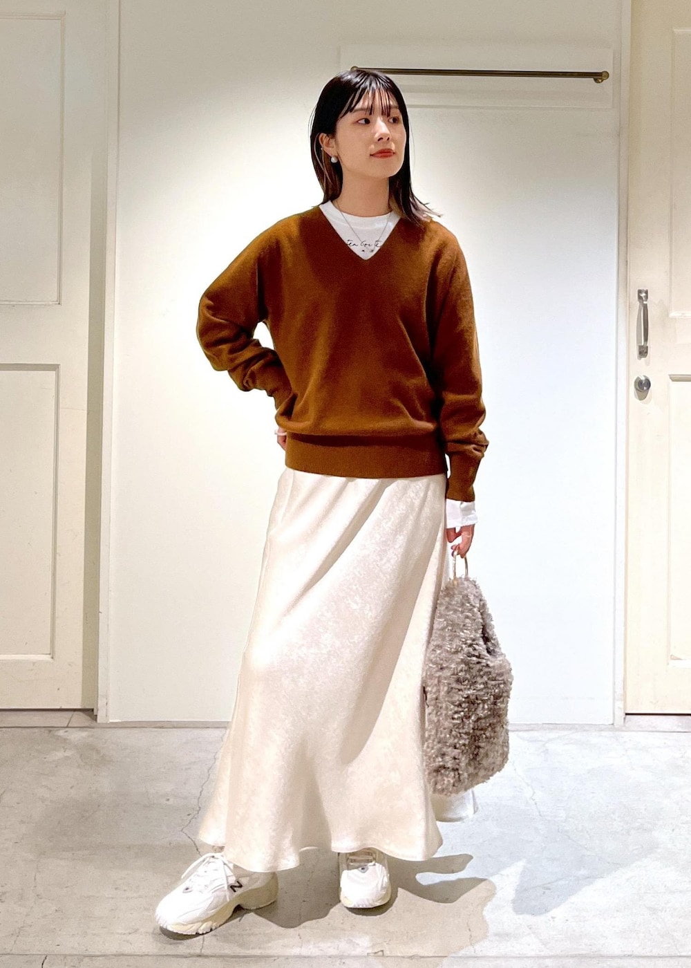 「カシミヤ、ニット、プルオーバー、ブラウン、Ｖネック、Jean Cocteau、Tシャツ、ホワイト、フレアスカート、サテン、New Balance、ML725、helen Moore、ファーバッグ、もこもこバッグ」｜「HELEN MOOREの【helen Moore】Detachable Gold（ハンドバッグ、ブラウン系）」を使った、michiruさん（レディース・156cm）の秋コーディネートの2枚目の写真