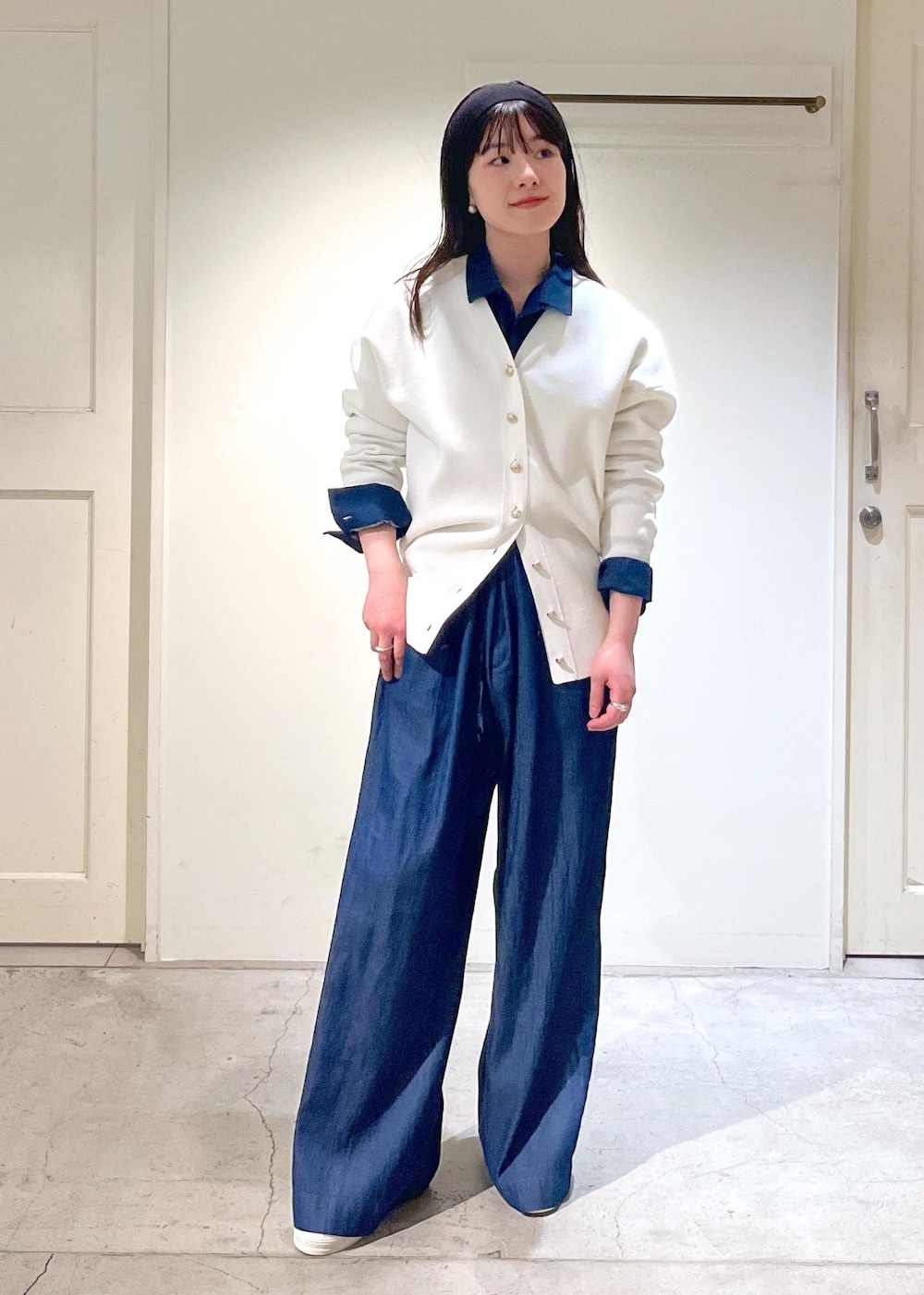 「金ボタン、Ｖネック、デニム、adidas、SUPERSTAR82、heyep、ヘアバンド、初春コーデ、春コーデ、デートコーデ、お出かけコーデ、旅行コーデ、アウトドアコーデ、推し活コーデ、女子会コーデ」｜「SALON adam et rope'のオープンカラーリラクシーデニムオールインワン（つなぎ/オールインワン、ブルー系）」を使った、michiruさん（レディース・156cm）の春コーディネートの2枚目の写真