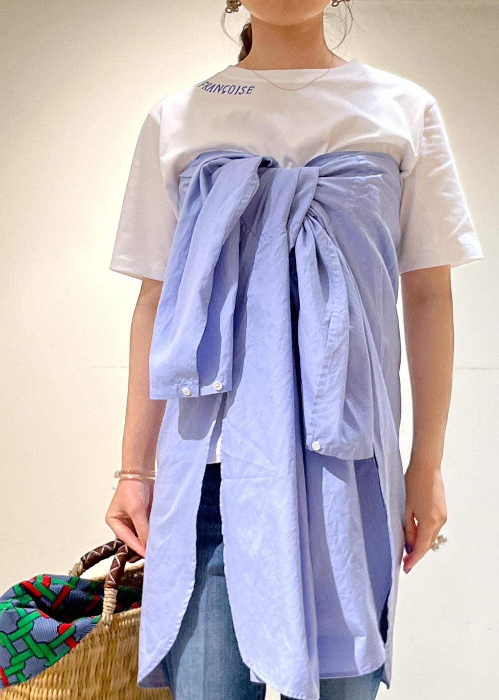 「23SS夏の新作、骨格ウェーブ、ブルベ、低身長、Tシャツ、GOOD LUCK COMES、シャツ、Americana、アメリカーナ、あづま袋、redcardtokyo、サロンアダムエロペ、Marmalade Midrise、マーマレード、カゴバッグ」｜「AMERICANAの【WEB限定】【Americana（アメリカーナ）】レギュラーカラービッグシャツ（シャツ/ブラウス、ブルー系）」を使った、michiruさん（レディース・156cm）の夏コーディネートの6枚目の写真