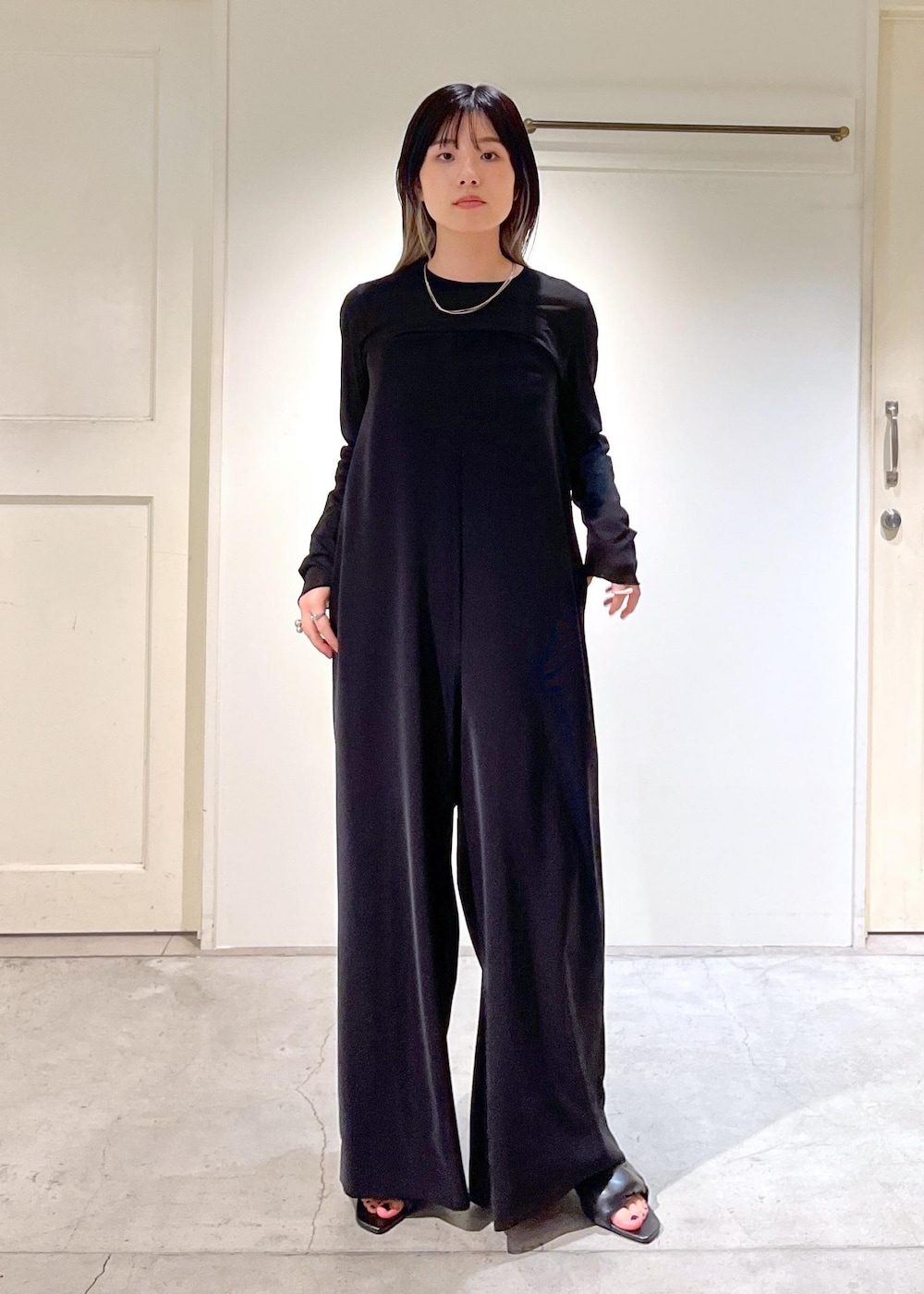 「GGG for SALON、GOOD PEOPLE GOOD STITCHING GOOD PRODUCT、シアー、Tシャツ、ブラック、オールインワン、ベアトップ、O'NEIL of DUBLIN for SALON、O'NEIL of DUBLIN、キルトスカート、チェック柄、BRENTELLA、ミニバッグ、レザー、ヒール」｜「O'NEIL of DUBLINの【O'NEIL of DUBLIN for SALON】別注2カラーレッグイージーキルトスカート（スカート、グレー系）」を使った、michiruさん（レディース・156cm）の秋コーディネートの9枚目の写真