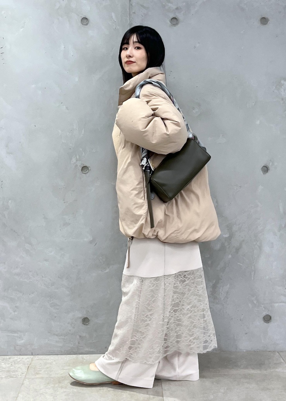 ベージュ系のダウンジャケット/コート、ホワイト系のその他パンツ、ホワイト系のワンピースを着用したレディースの冬コーディネートの6枚目の写真