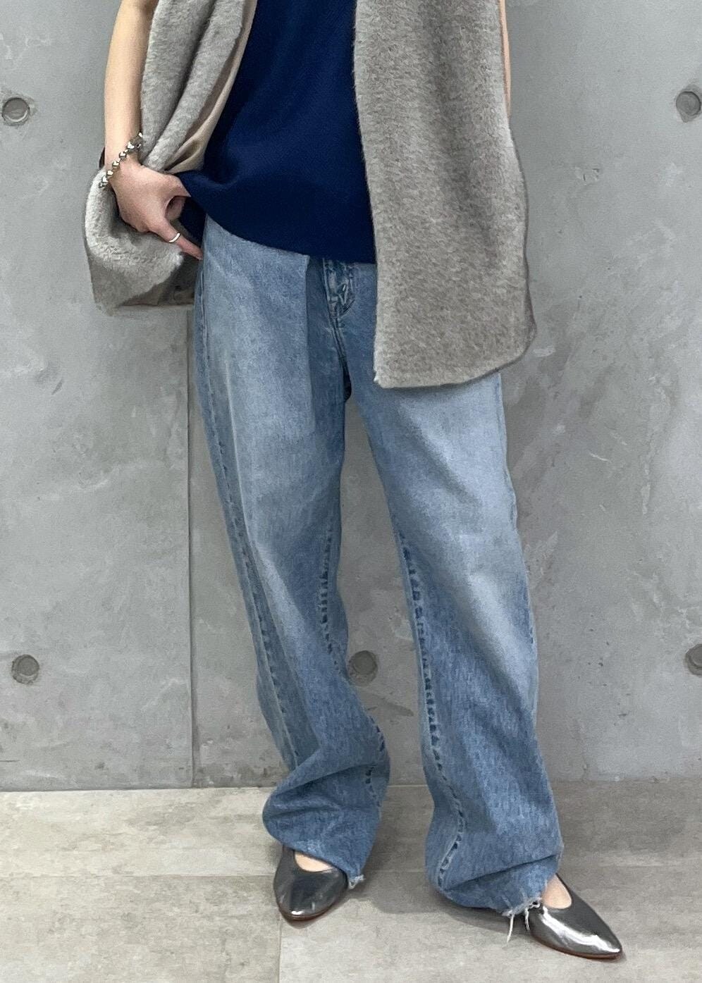 「ファー、ジレ、Gabriela Coll Garments、ウール、KURO for SALON、KURO、MARTINIANO、レザー、ブラウン、グレー、ノースリーブ、ブルー、デニム、シルバー、ローヒール」|「SALON adam et rope'の【雑誌掲載】【追加】レザーボックスショルダーバッグ/クロスボディバッグ(ショルダーバッグ、ブラウン系)」を使った、michiruさん(レディース・156cm)の夏コーディネートの9枚目の写真