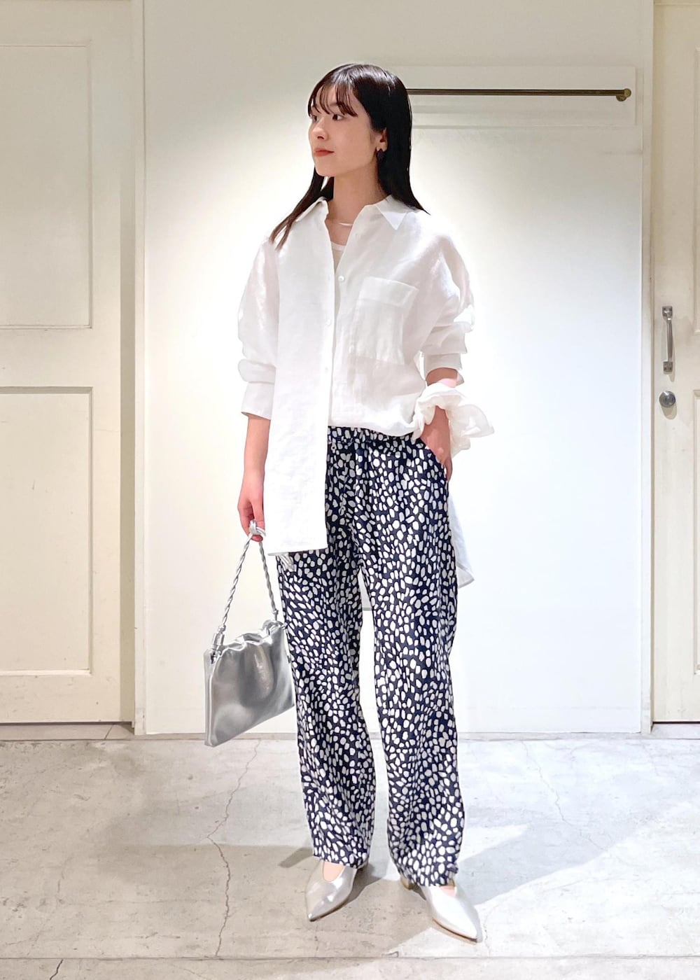 「GENTLE LINEN、オーバーシャツ、Hug Silk、BANANATIME、イージーパンツ、総柄、ヒールパンプス、レザー、heyep、シュシュ、初春コーデ、春コーデ、お仕事コーデ、デートコーデ、お出かけコーデ」|「SALON adam et rope'のHug Silk ラウンドネックタンクトップ(タンクトップ、ホワイト系)」を使った、michiruさん(レディース・156cm)の春コーディネートの3枚目の写真